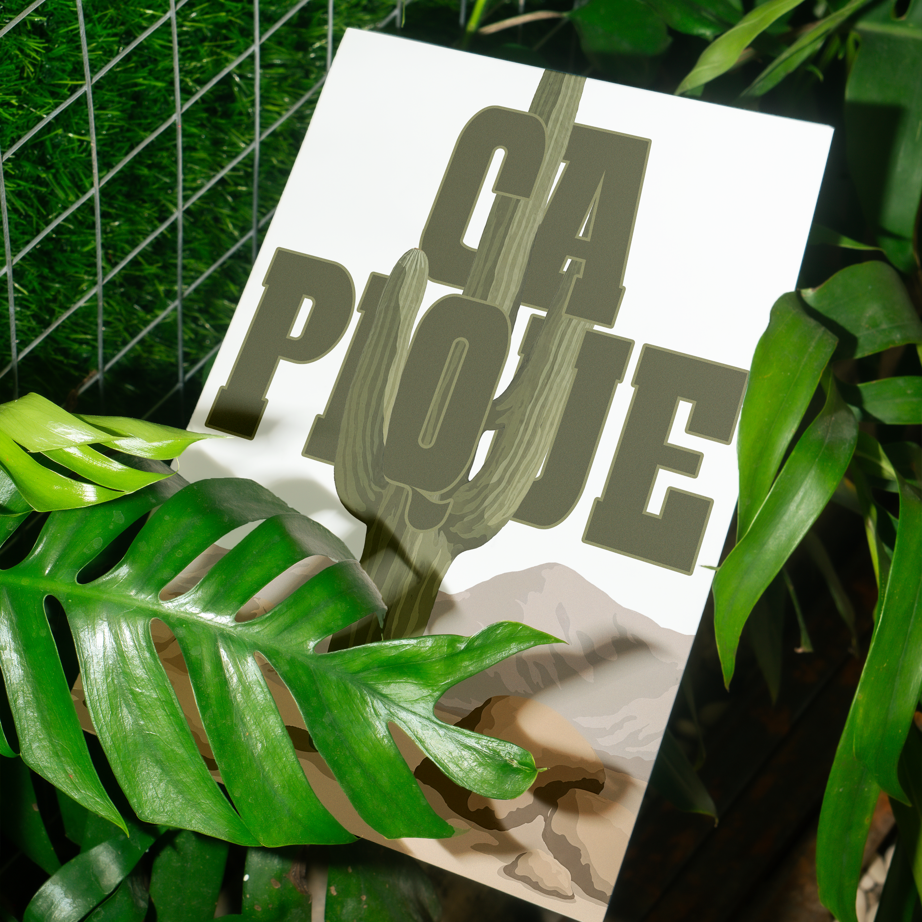 Affiche décorative humoristique "Ça pique" avec un grand cactus vert traversant une typographie imposante dans un paysage désertique avec montagnes et rochers, style graphique vintage, idéale pour une décoration murale originale et décalée.