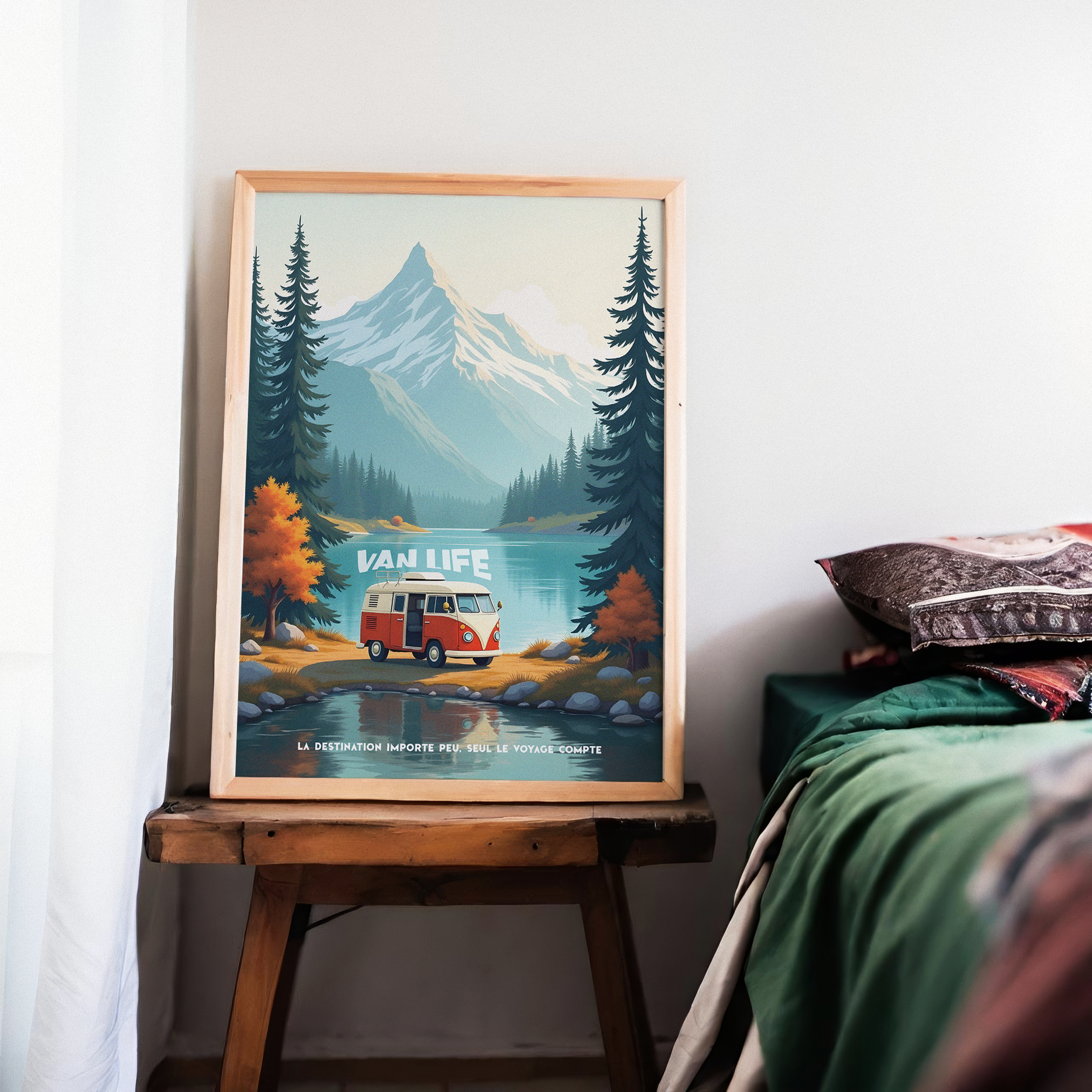 Affiche décoration murale van life vintage avec combi Volkswagen rouge et blanc garé au bord d’un lac, face à une montagne enneigée et entouré de pins et d’arbres aux couleurs automnales, style illustration voyage et aventure, citation "La destination importe peu, seul le voyage compte".