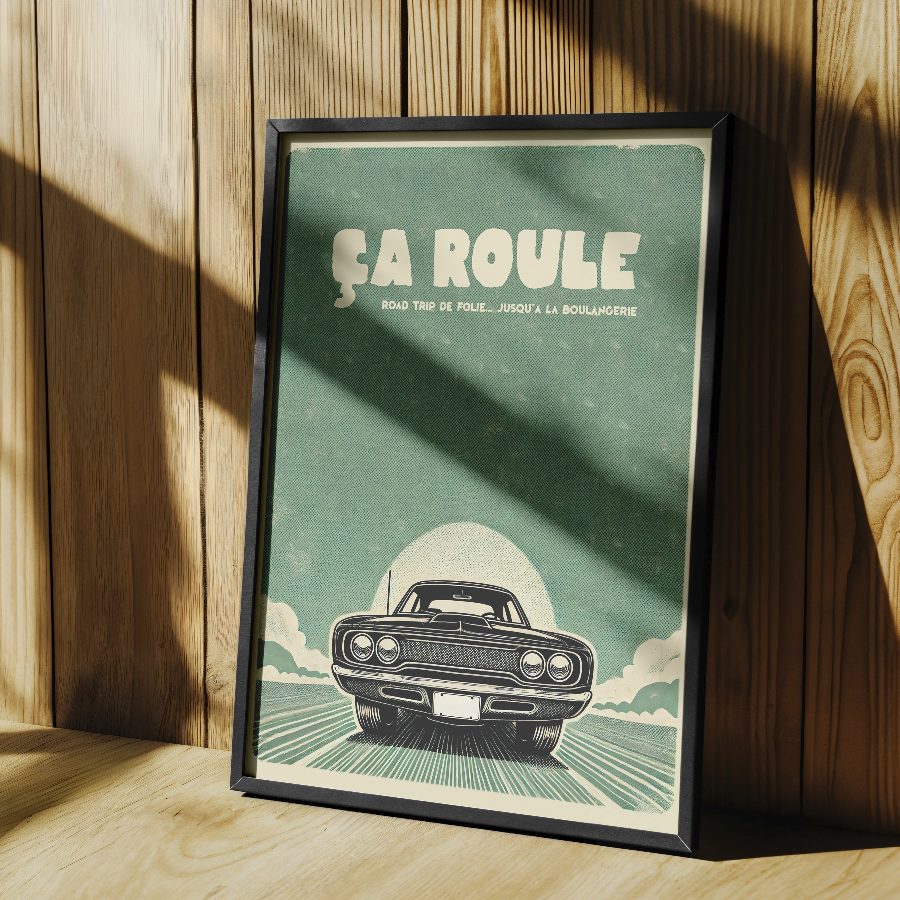 Affiche vintage voiture muscle car noire sur route rétro avec ciel vert texturé, soleil en arrière-plan et texte humoristique “Ça roule – road trip de folie… jusqu’à la boulangerie”, déco murale style rétro humoristique pour cuisine, salon ou garage.