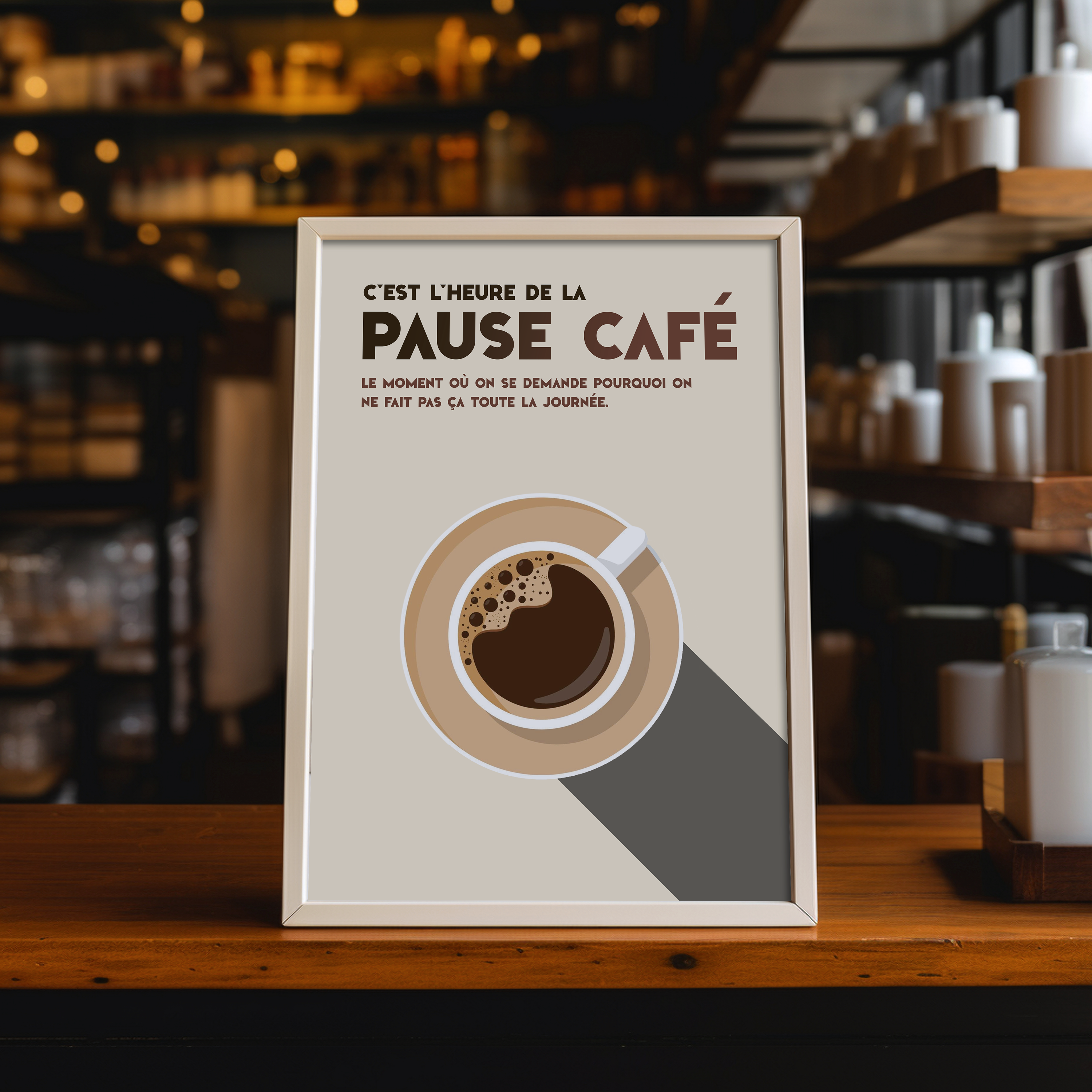 Affiche déco murale humoristique “Pause café” avec tasse de café vue du dessus, citation drôle sur la pause au travail, design minimaliste beige et marron dans un cadre bois clair – idéale pour cuisine, bureau ou salle de pause.