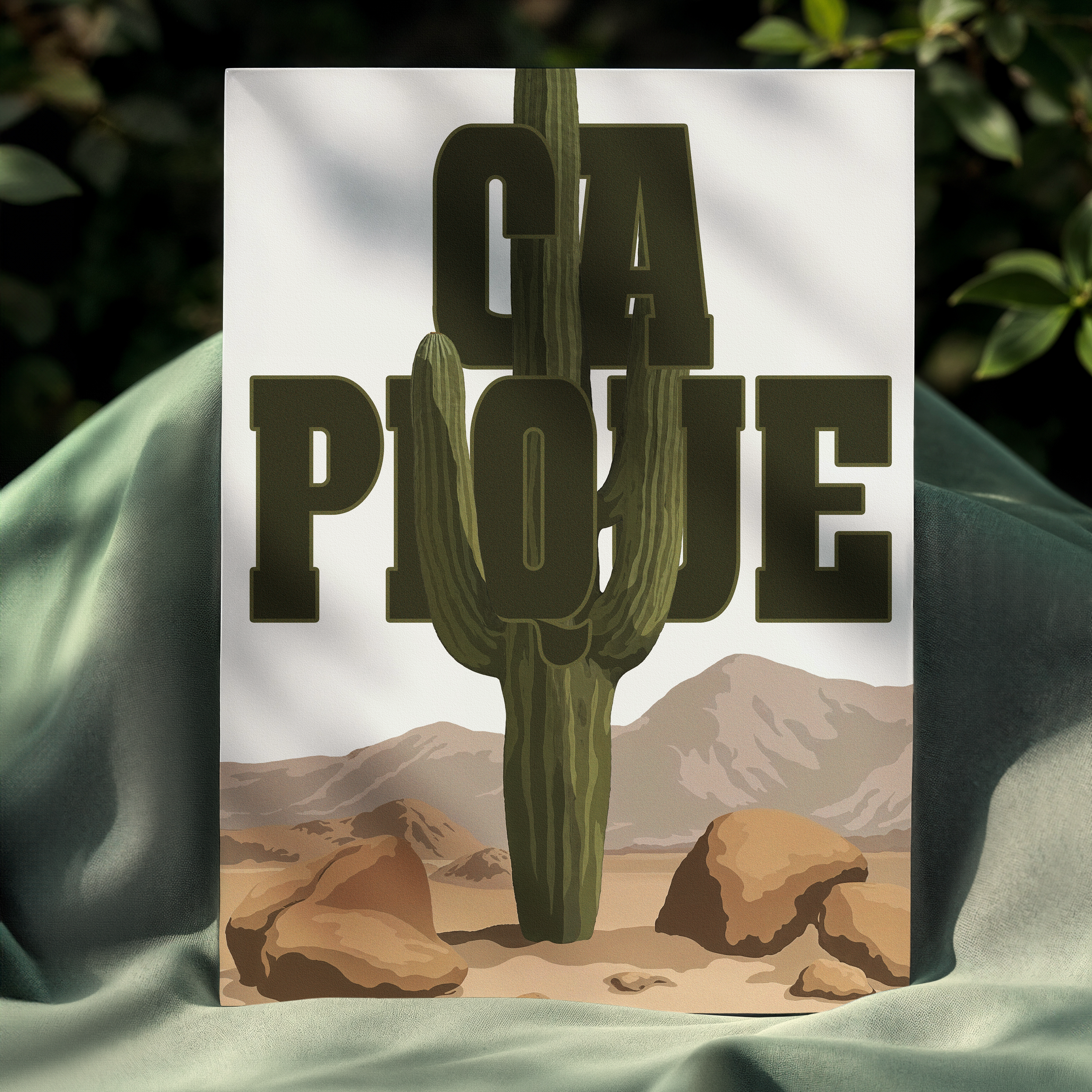Affiche décorative humoristique "Ça pique" avec un grand cactus vert traversant une typographie imposante dans un paysage désertique avec montagnes et rochers, style graphique vintage, idéale pour une décoration murale originale et décalée.