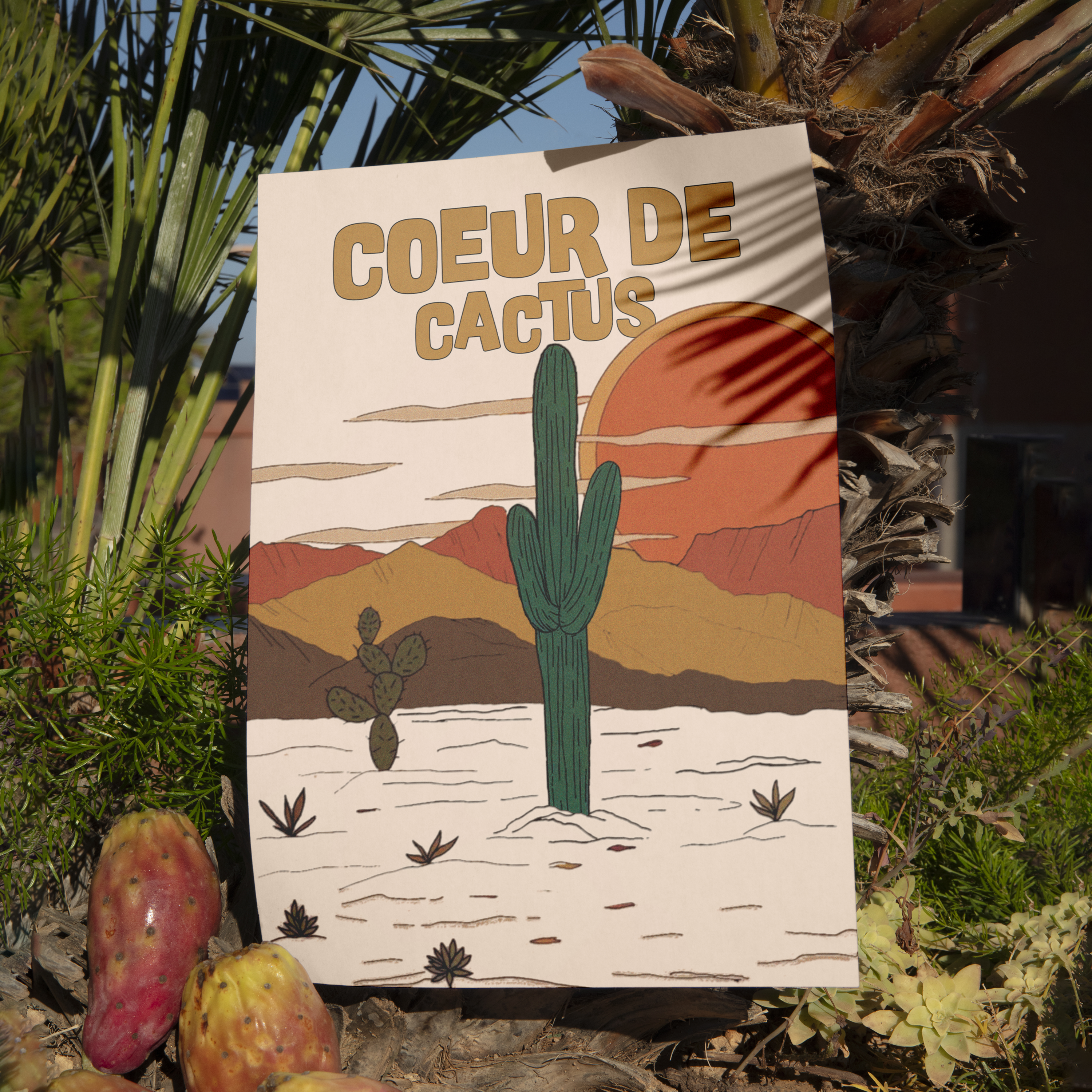 Affiche déco murale vintage “Cœur de Cactus” représentant un grand cactus dans le désert avec coucher de soleil et montagnes en arrière-plan, illustration rétro aux tons chauds idéale pour décoration salon, chambre ou bureau.