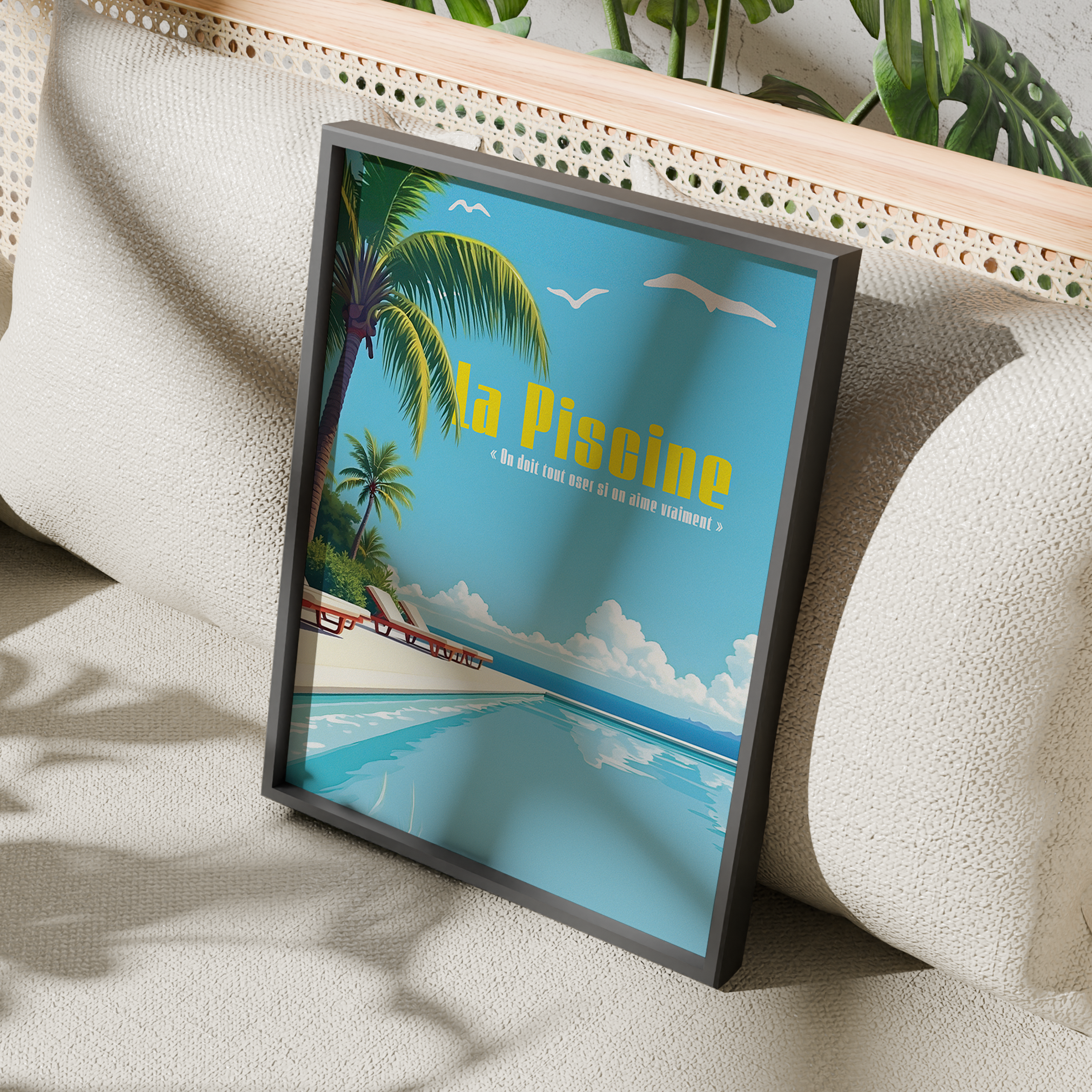 Affiche murale inspirée du film "La Piscine" avec Alain Delon, décor rétro chic autour d’une piscine turquoise, transats sous les palmiers, ciel bleu et ambiance estivale en bord de mer, citation romantique en jaune.