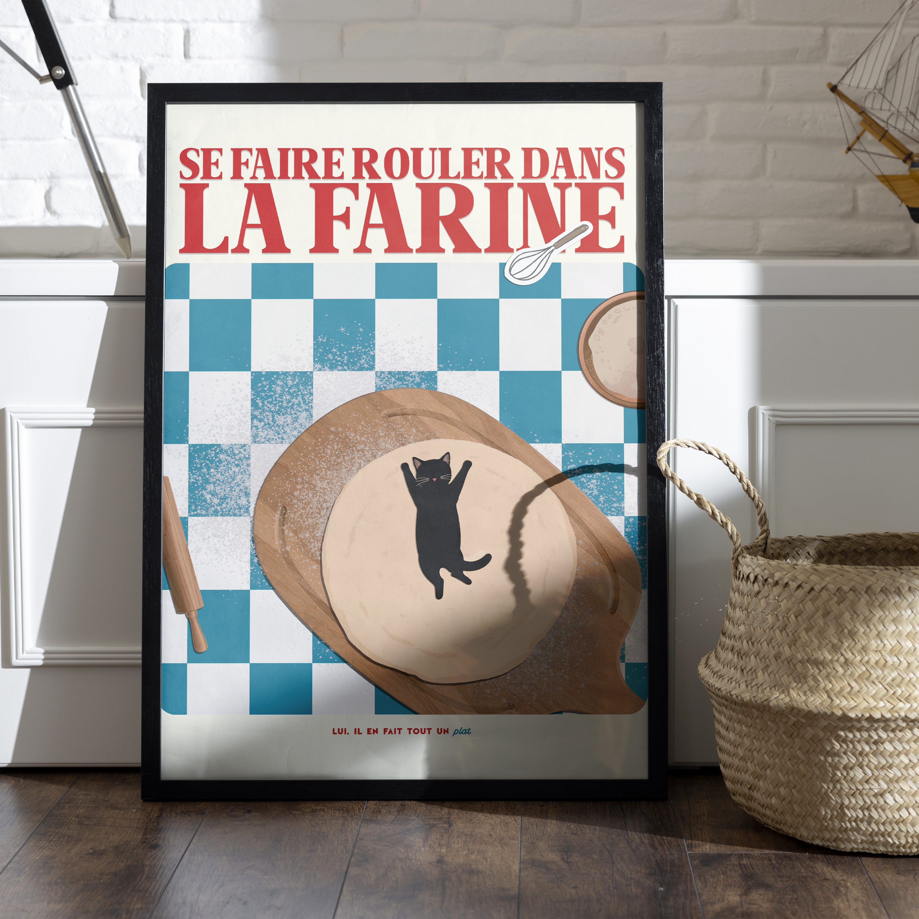 Affiche humoristique décoration cuisine – Illustration d’un chat noir allongé sur une pâte à pizza avec le jeu de mots “Se faire rouler dans la farine”, style graphique moderne sur fond carrelage bleu et blanc, idéale pour déco murale originale, cadeau décalé ou affiche cuisine.