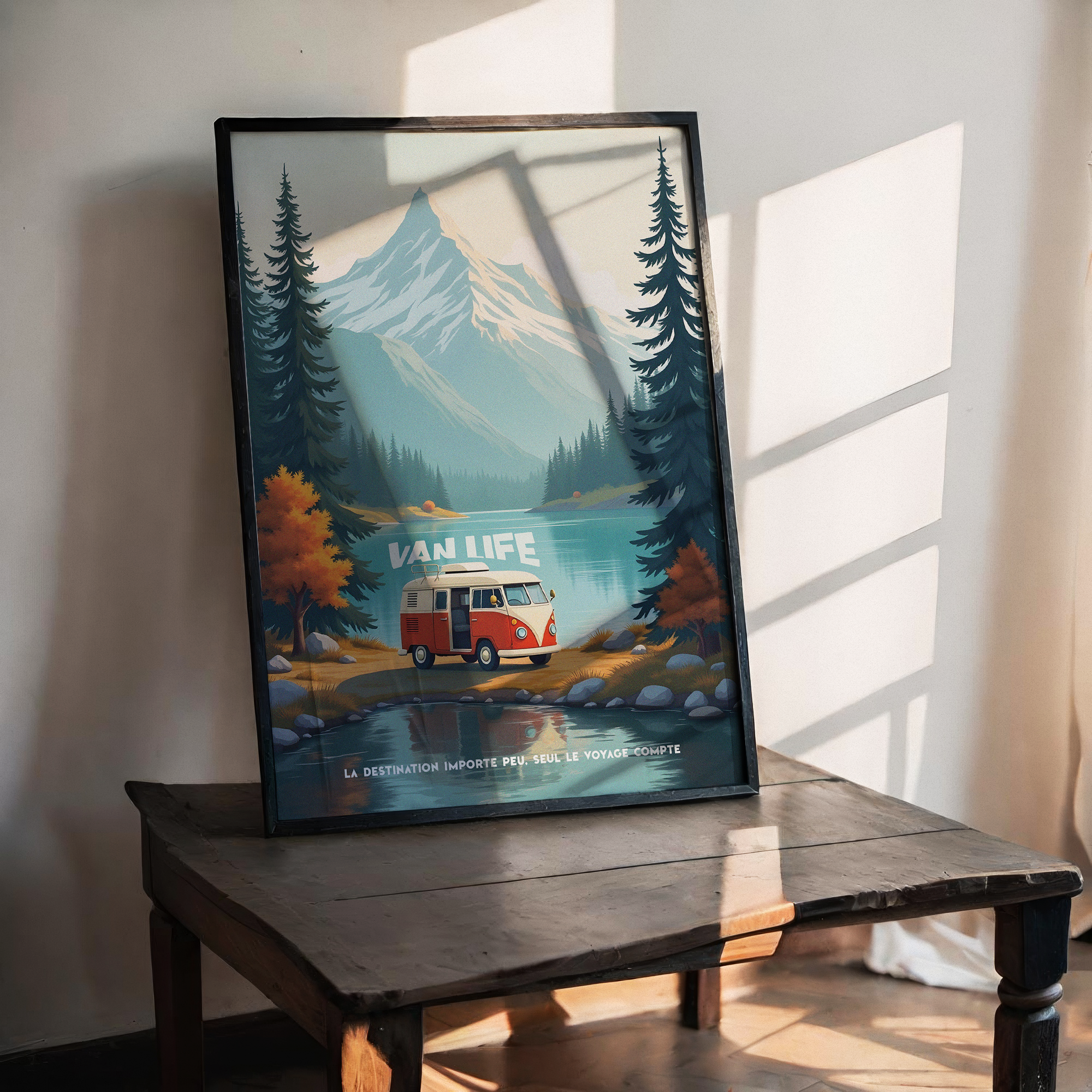 Affiche décoration murale van life vintage avec combi Volkswagen rouge et blanc garé au bord d’un lac, face à une montagne enneigée et entouré de pins et d’arbres aux couleurs automnales, style illustration voyage et aventure, citation "La destination importe peu, seul le voyage compte".