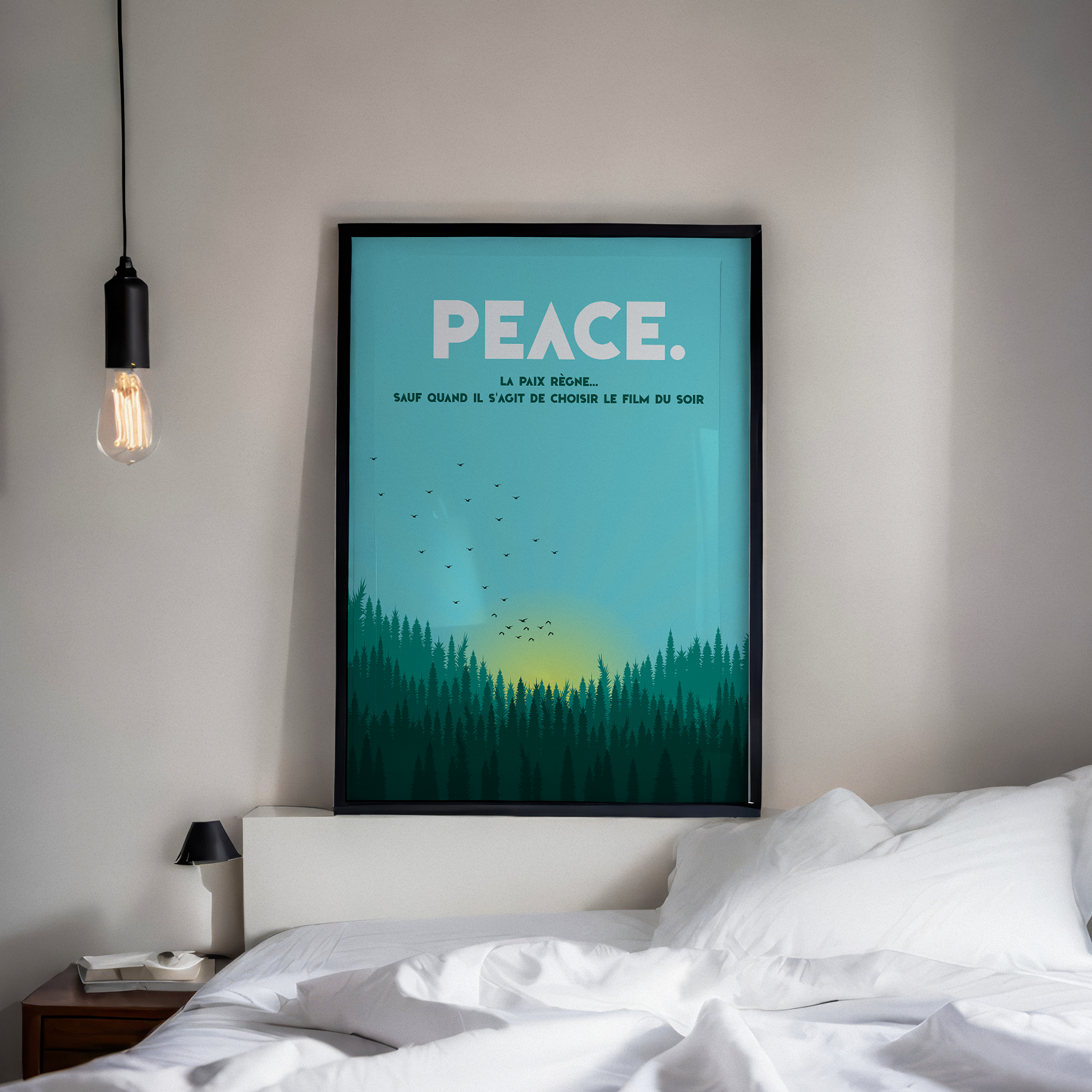 Affiche murale déco avec citation humoristique “PEACE. La paix règne… sauf quand il s’agit de choisir le film du soir”, illustration minimaliste de coucher de soleil derrière une forêt de pins, style moderne et apaisant, idéale pour salon, chambre ou bureau.