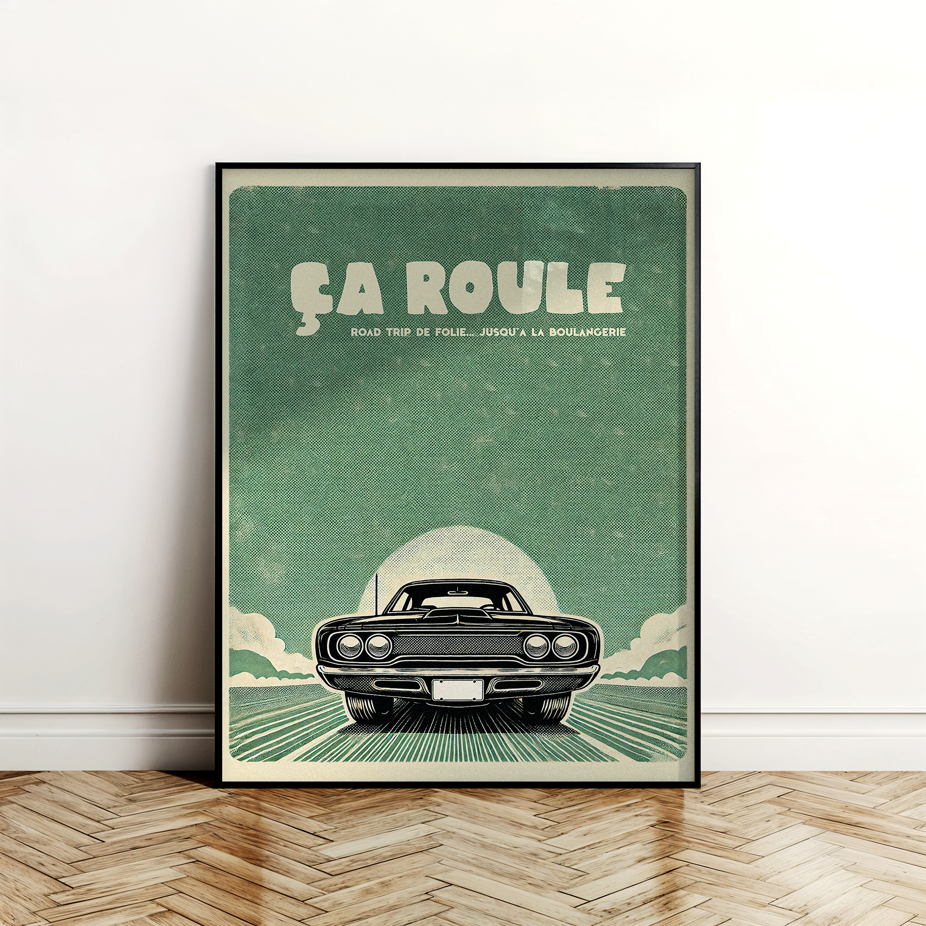 Affiche vintage voiture muscle car noire sur route rétro avec ciel vert texturé, soleil en arrière-plan et texte humoristique “Ça roule – road trip de folie… jusqu’à la boulangerie”, déco murale style rétro humoristique pour cuisine, salon ou garage.