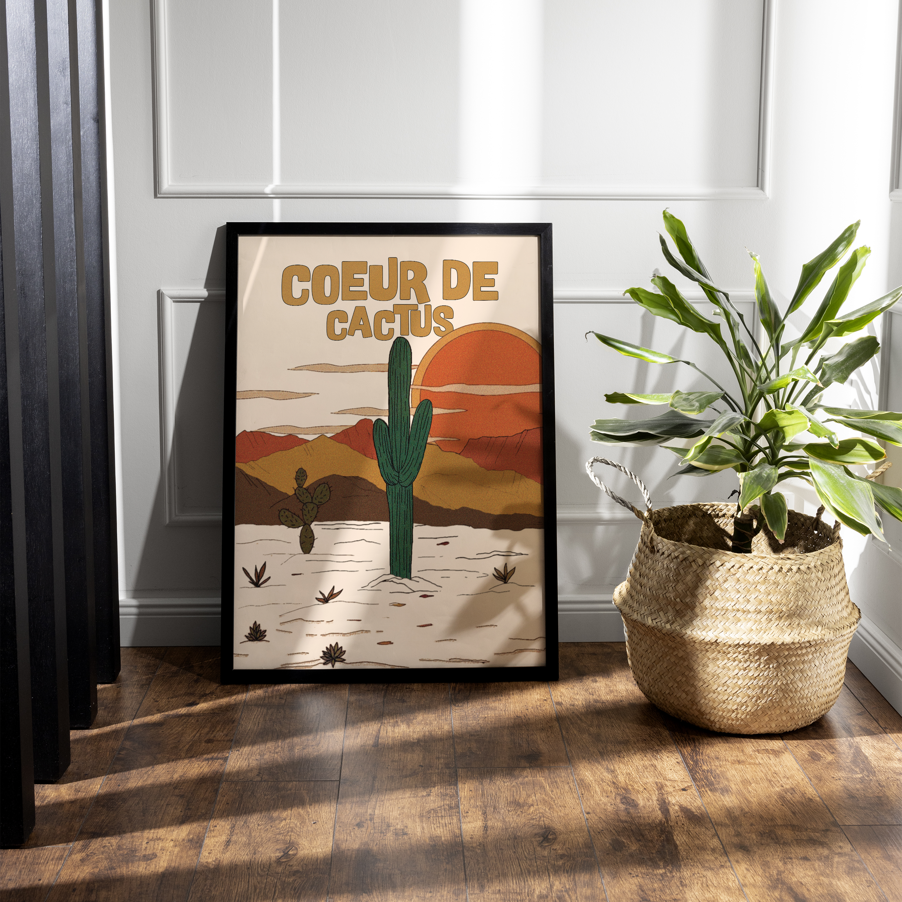 Affiche déco murale vintage “Cœur de Cactus” représentant un grand cactus dans le désert avec coucher de soleil et montagnes en arrière-plan, illustration rétro aux tons chauds idéale pour décoration salon, chambre ou bureau.