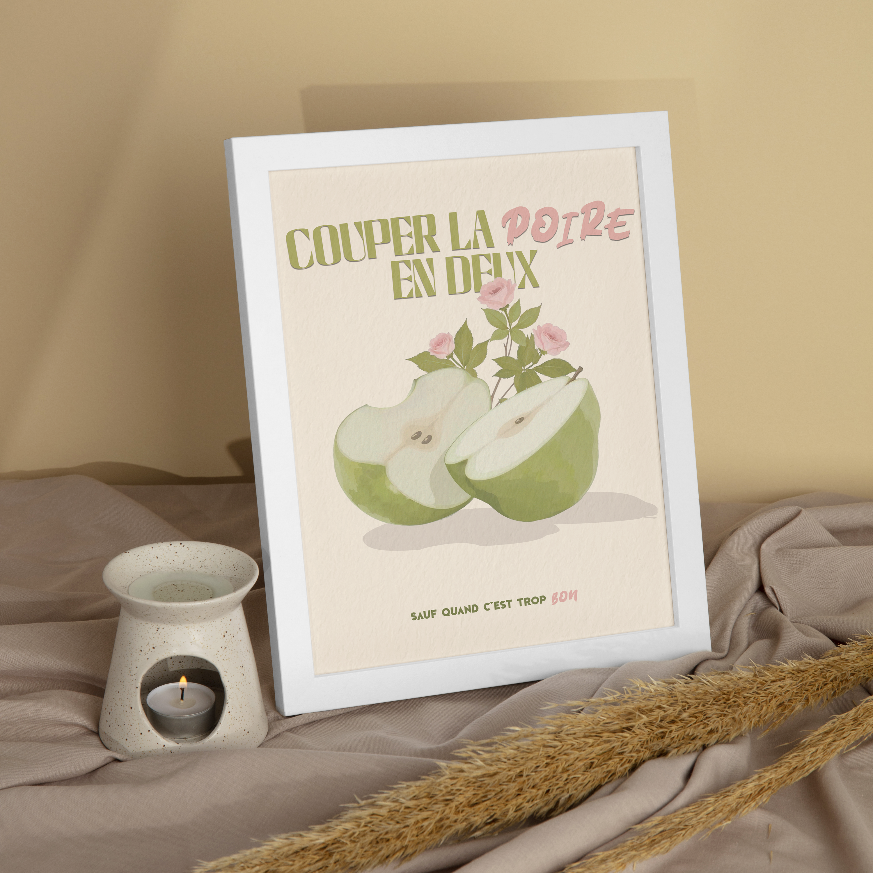 Affiche déco humoristique “Couper la poire en deux” avec une illustration de poire verte coupée en deux et des roses, style vintage moderne, idéale pour décoration murale cuisine, salon ou bureau.