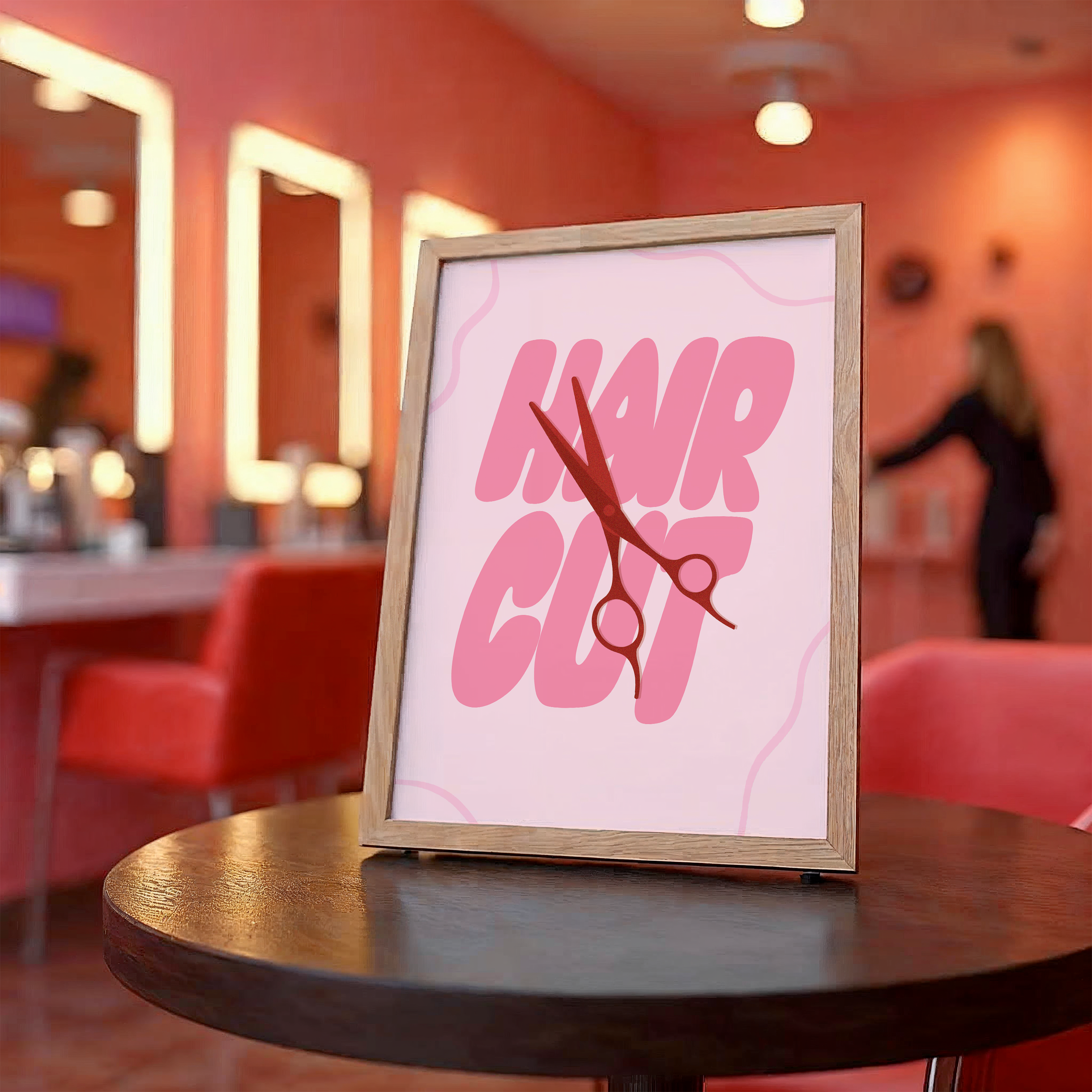 Affiche déco coiffeuse hair cut, illustration humoristique avec paire de ciseaux rouges croisés sur fond rose et typographie audacieuse, idée cadeau originale pour salon de coiffure, décoration murale moderne et design pop.