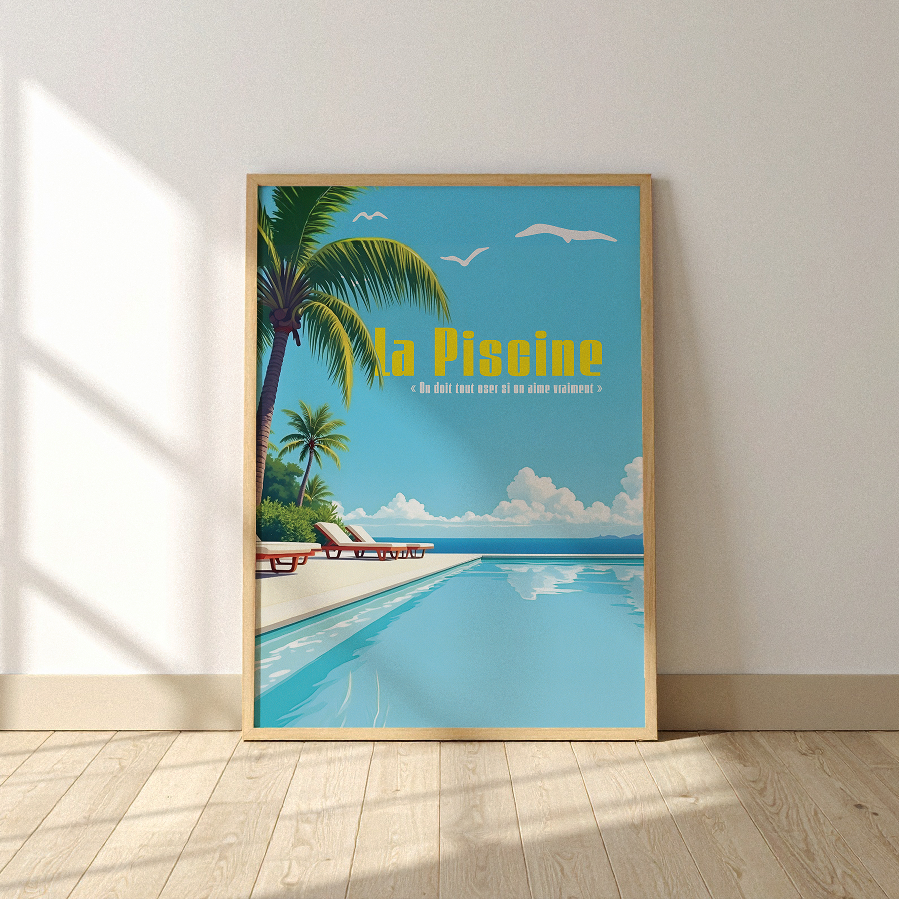 Affiche murale inspirée du film "La Piscine" avec Alain Delon, décor rétro chic autour d’une piscine turquoise, transats sous les palmiers, ciel bleu et ambiance estivale en bord de mer, citation romantique en jaune.
