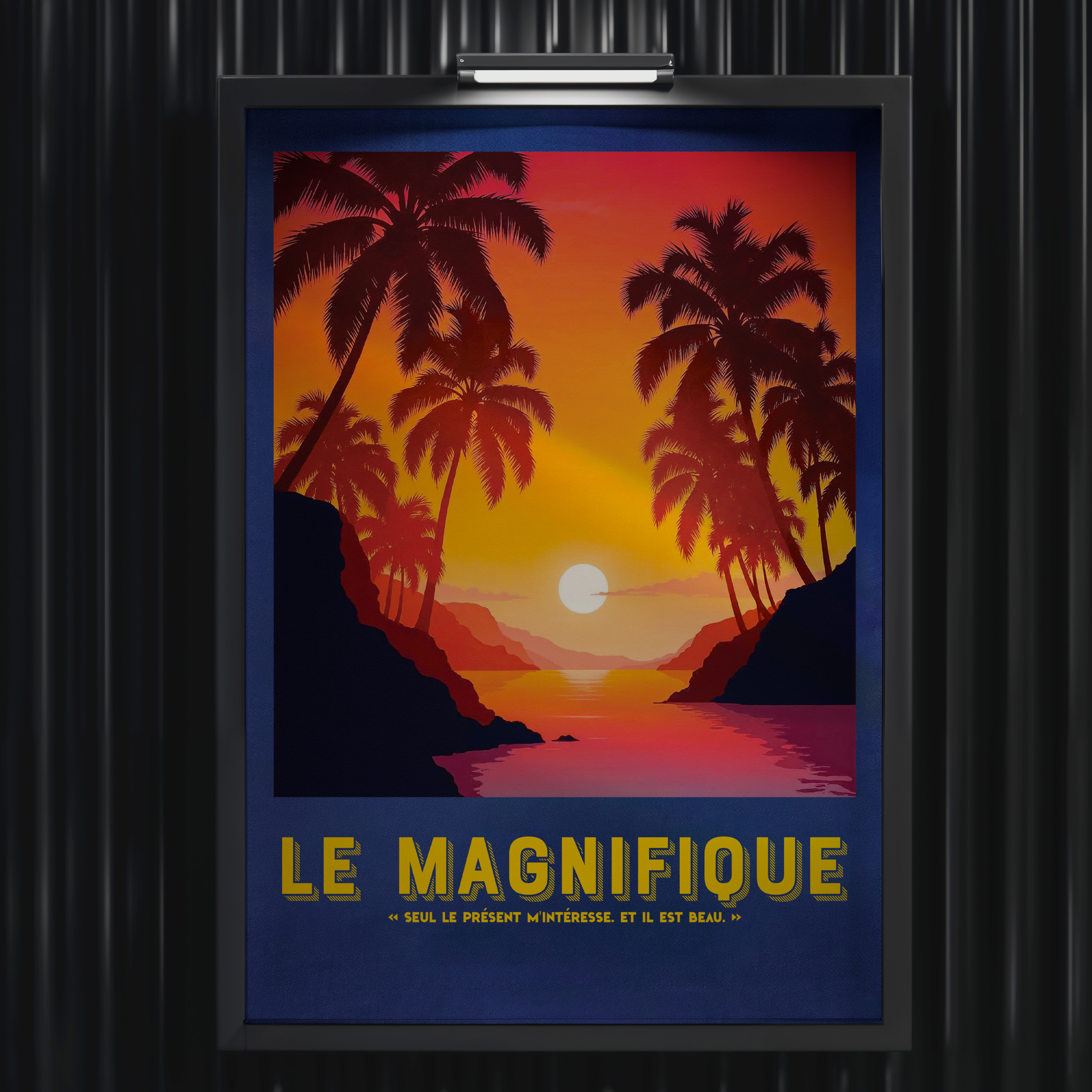 Affiche décorative Le Magnifique avec coucher de soleil tropical, palmiers noirs en silhouette et ciel dégradé orange-rouge, style vintage rétro, citation « Seul le présent m’intéresse, et il est beau », illustration murale colorée encadrée bois pour décoration intérieure.