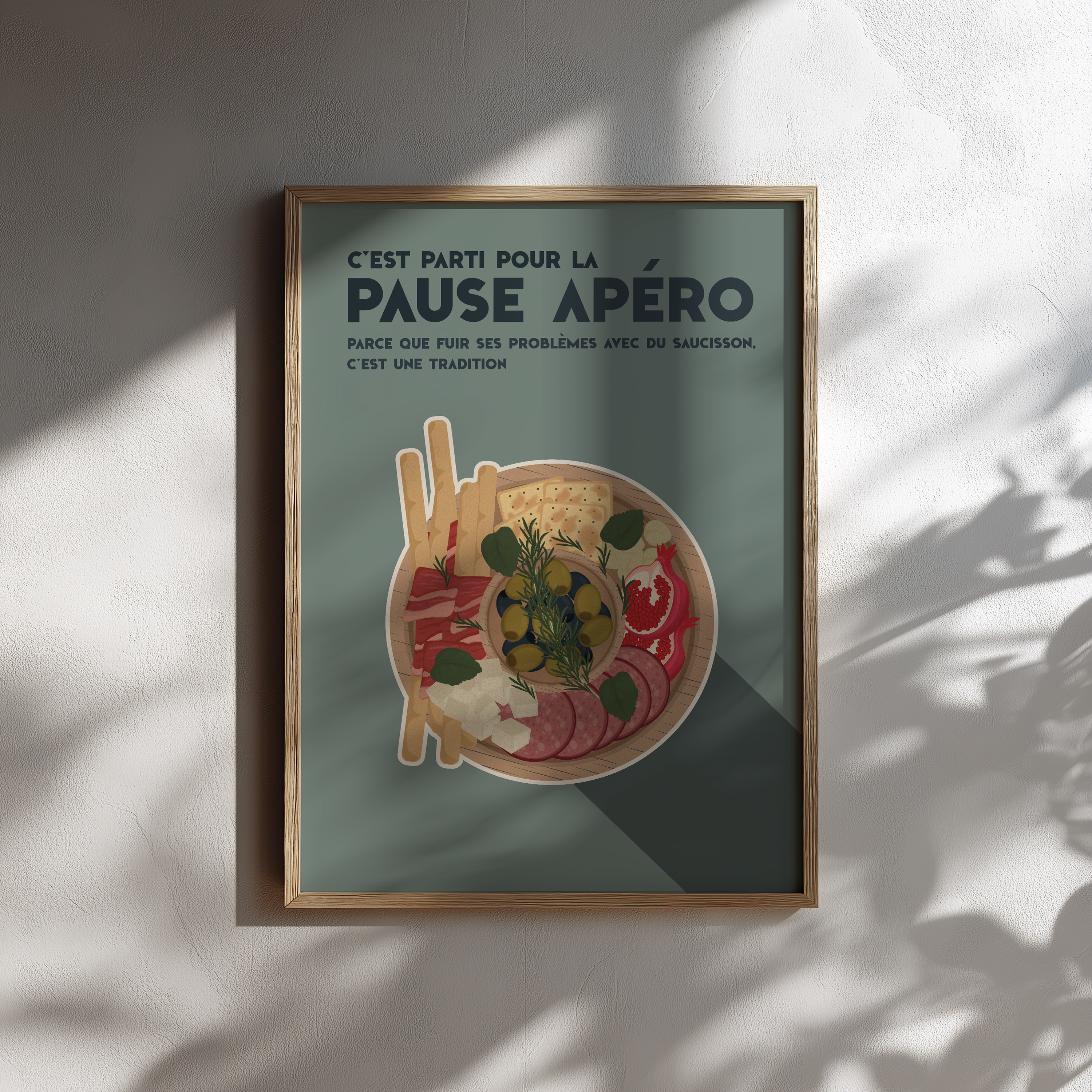 Affiche humoristique décorative représentant une planche apéro avec saucisson, olives, fromage, gressins et charcuterie sur fond vert, avec texte "C’est parti pour la pause apéro", idéale pour cuisine ou salon.
