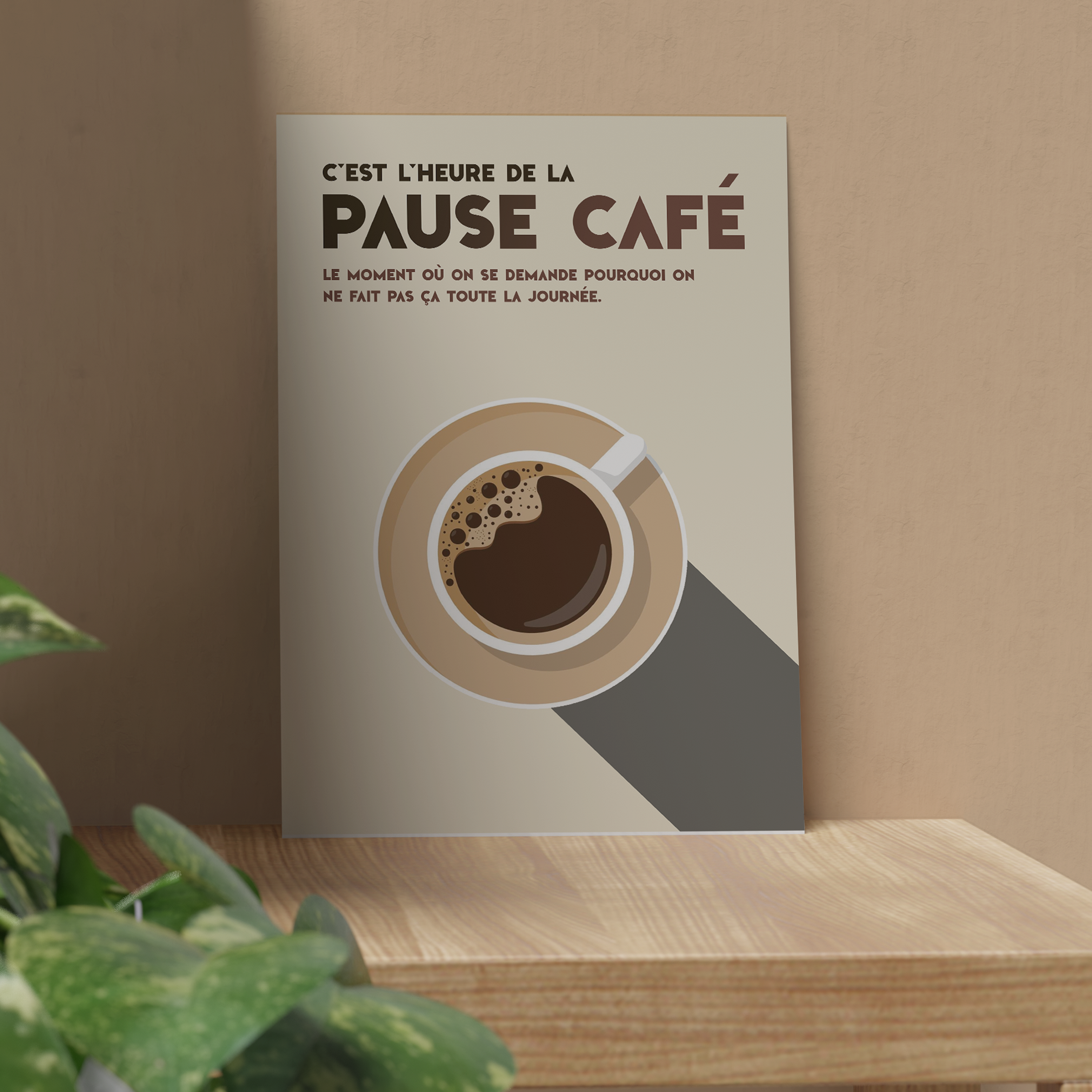 Affiche déco murale humoristique “Pause café” avec tasse de café vue du dessus, citation drôle sur la pause au travail, design minimaliste beige et marron dans un cadre bois clair – idéale pour cuisine, bureau ou salle de pause.