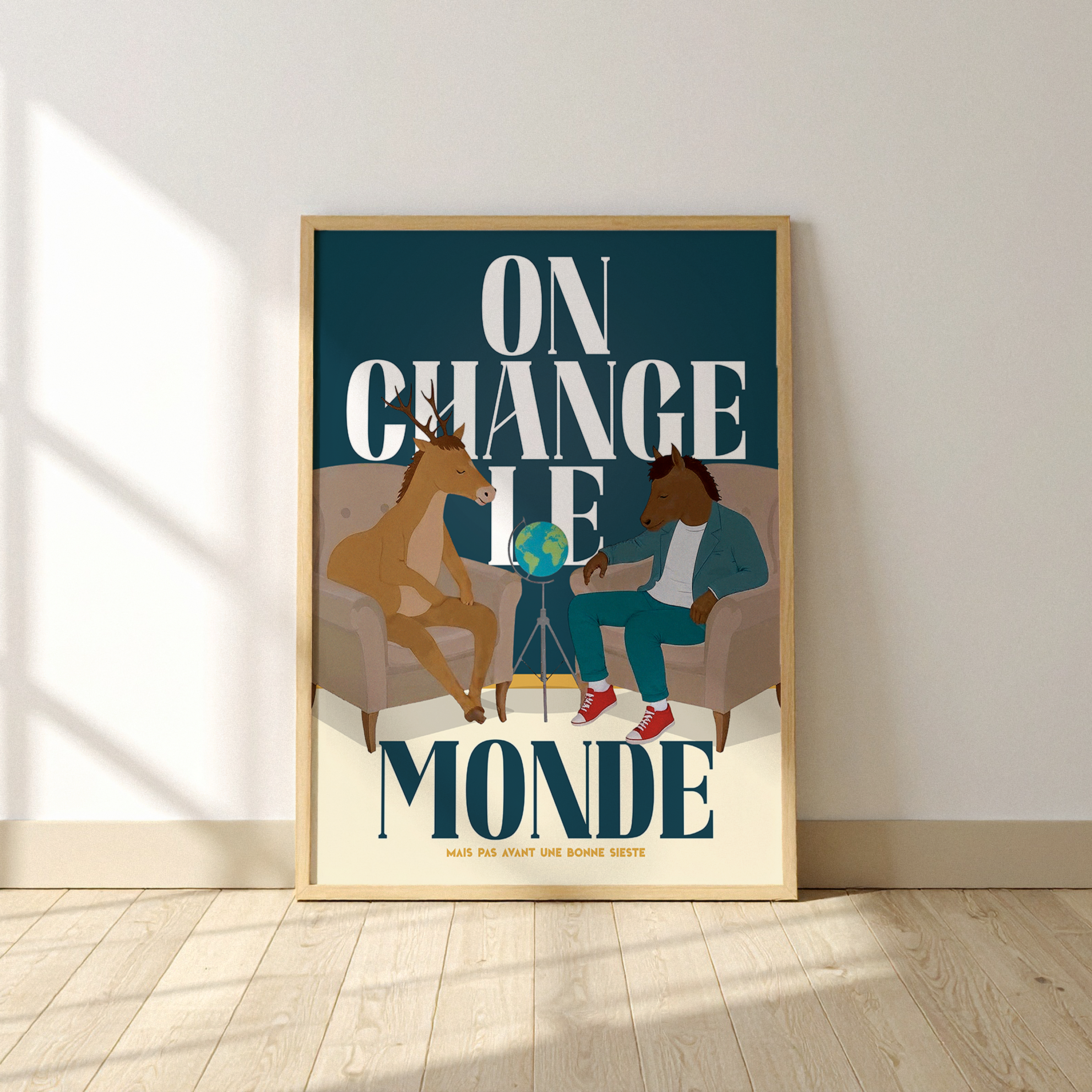 Affiche humoristique représentant un cerf et un cheval anthropomorphes assis dans des fauteuils, discutant autour d’un globe terrestre. Le slogan inscrit en grandes lettres indique “On change le monde mais pas avant une bonne sieste”. Illustration déco murale décalée, style moderne, couleurs sobres, idéale pour salon, bureau ou chambre.