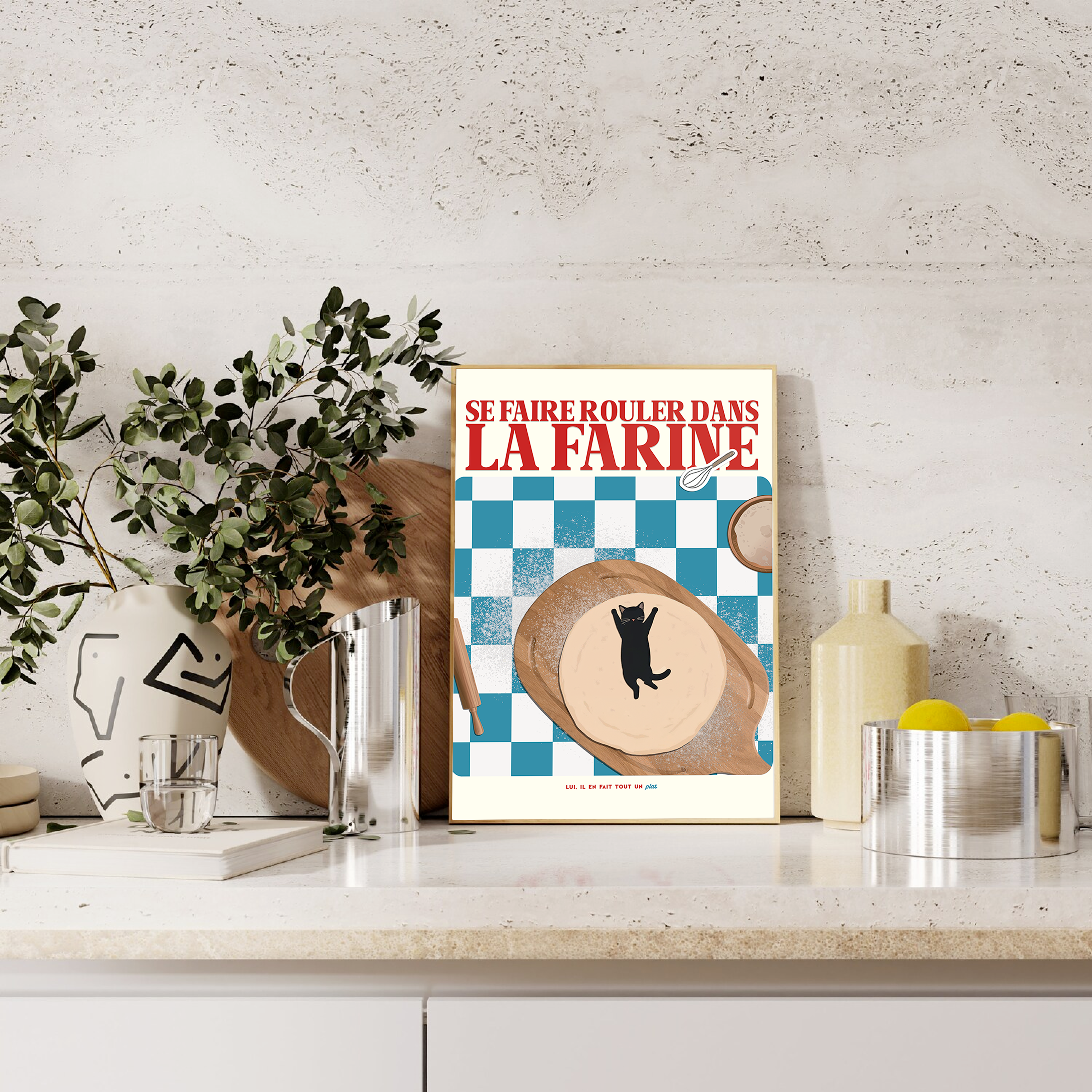 Affiche humoristique décoration cuisine – Illustration d’un chat noir allongé sur une pâte à pizza avec le jeu de mots “Se faire rouler dans la farine”, style graphique moderne sur fond carrelage bleu et blanc, idéale pour déco murale originale, cadeau décalé ou affiche cuisine.