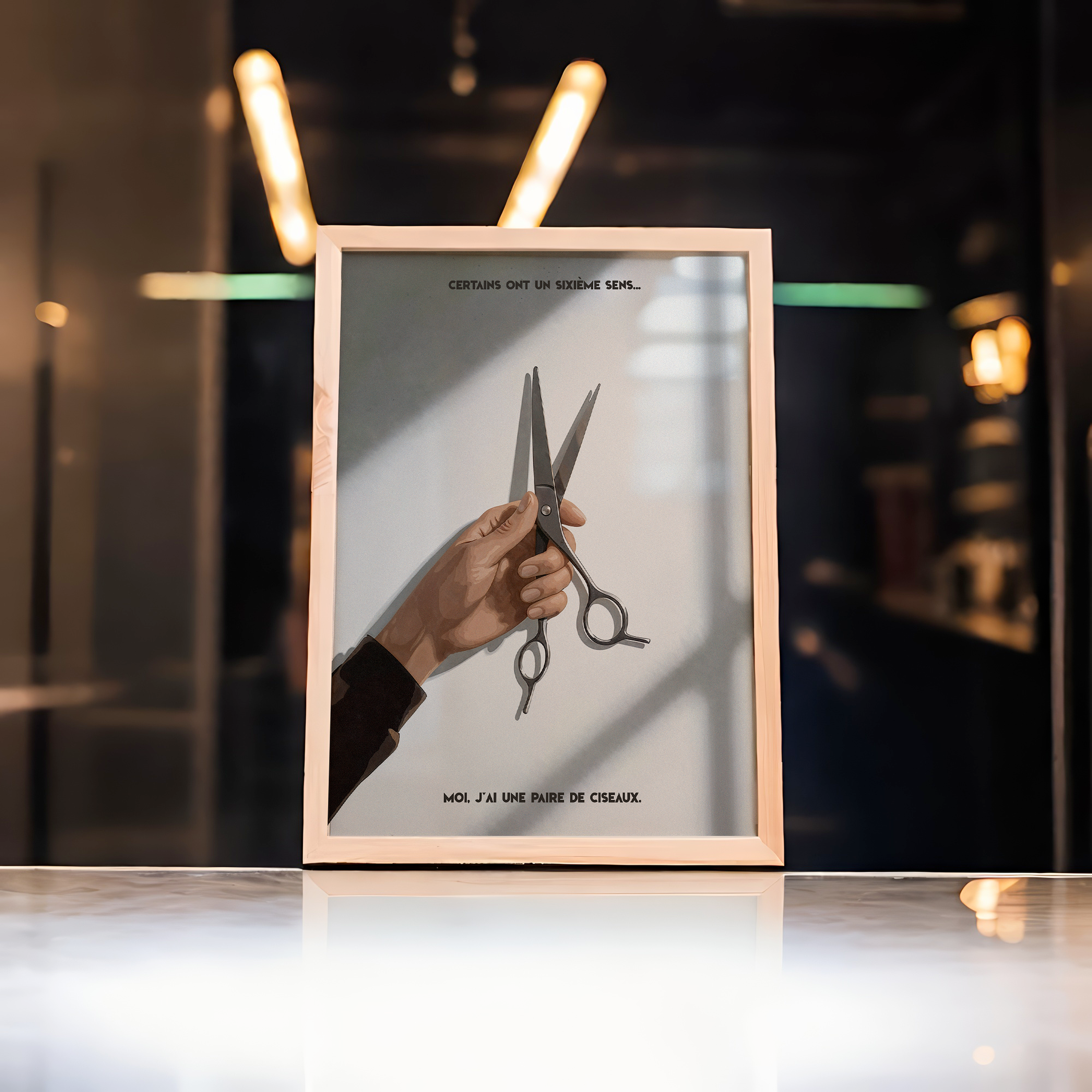 Affiche humoristique déco murale coiffeur avec main tenant une paire de ciseaux et citation Certains ont un sixième sens moi j’ai une paire de ciseaux cadre en bois style minimaliste