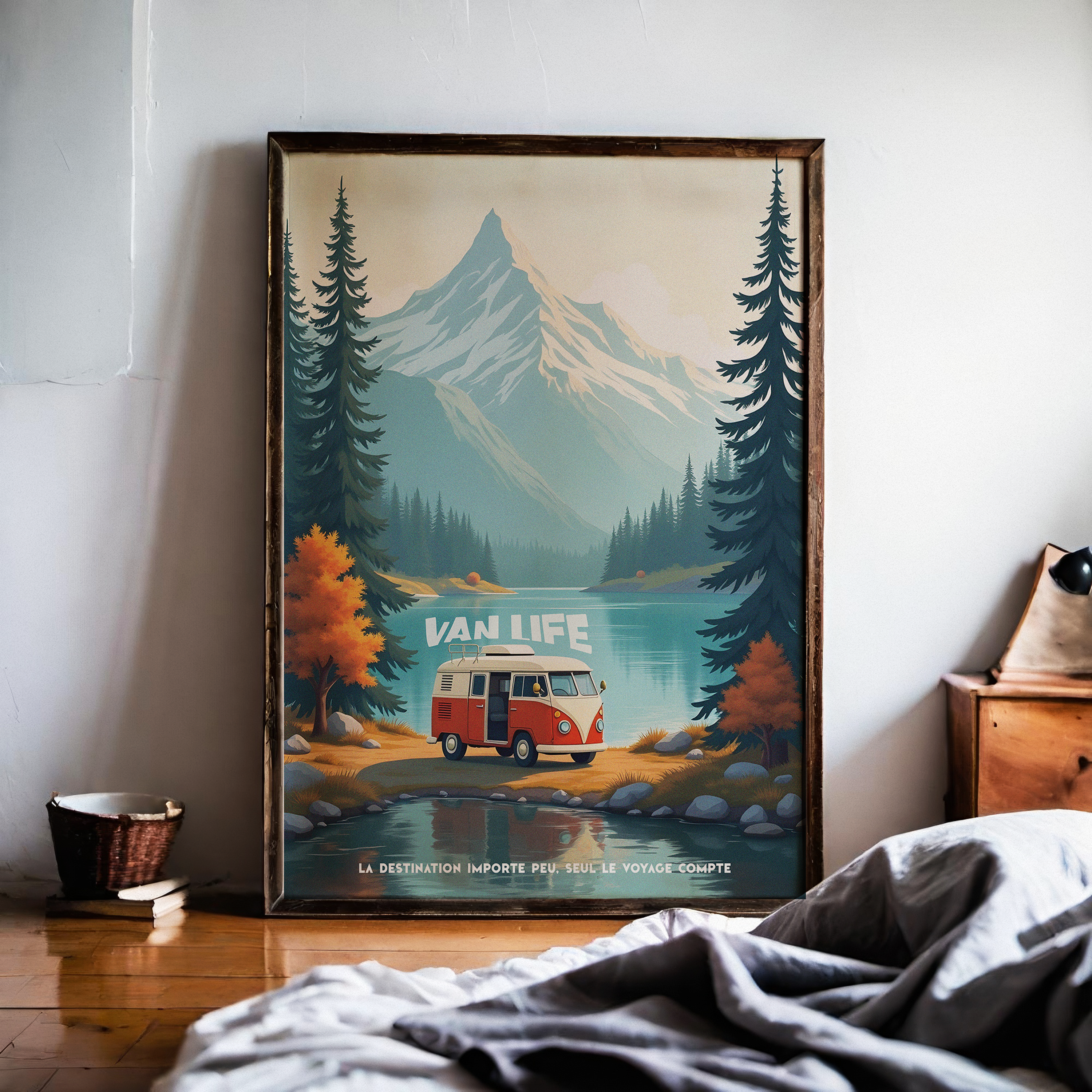 Affiche décoration murale van life vintage avec combi Volkswagen rouge et blanc garé au bord d’un lac, face à une montagne enneigée et entouré de pins et d’arbres aux couleurs automnales, style illustration voyage et aventure, citation "La destination importe peu, seul le voyage compte".
