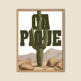 Affiche décorative humoristique "Ça pique" avec un grand cactus vert traversant une typographie imposante dans un paysage désertique avec montagnes et rochers, style graphique vintage, idéale pour une décoration murale originale et décalée.