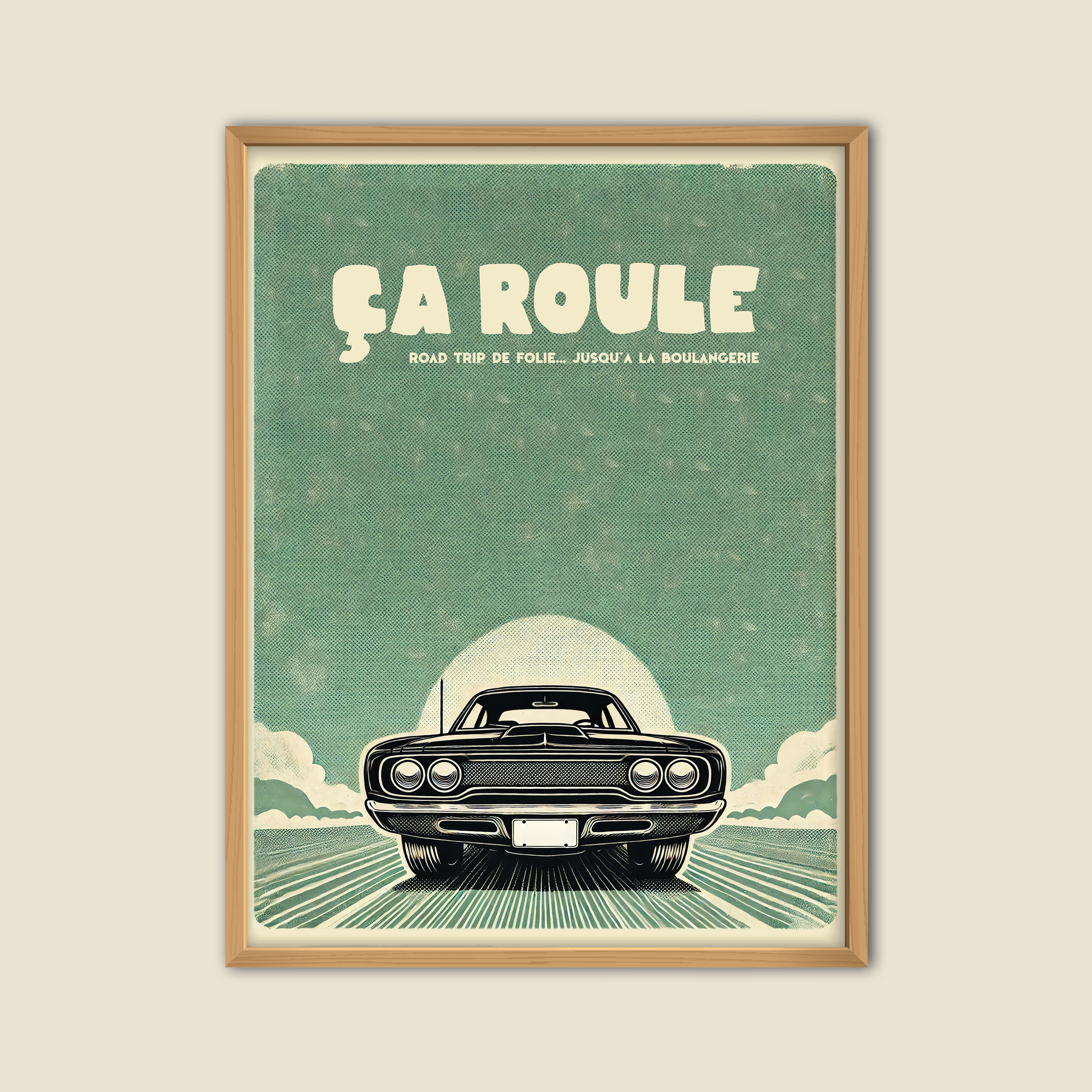 Affiche vintage voiture muscle car noire sur route rétro avec ciel vert texturé, soleil en arrière-plan et texte humoristique “Ça roule – road trip de folie… jusqu’à la boulangerie”, déco murale style rétro humoristique pour cuisine, salon ou garage.