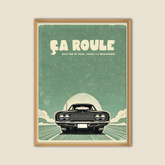 Affiche vintage voiture muscle car noire sur route rétro avec ciel vert texturé, soleil en arrière-plan et texte humoristique “Ça roule – road trip de folie… jusqu’à la boulangerie”, déco murale style rétro humoristique pour cuisine, salon ou garage.