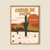Affiche déco murale vintage “Cœur de Cactus” représentant un grand cactus dans le désert avec coucher de soleil et montagnes en arrière-plan, illustration rétro aux tons chauds idéale pour décoration salon, chambre ou bureau.