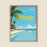 Affiche murale inspirée du film "La Piscine" avec Alain Delon, décor rétro chic autour d’une piscine turquoise, transats sous les palmiers, ciel bleu et ambiance estivale en bord de mer, citation romantique en jaune.