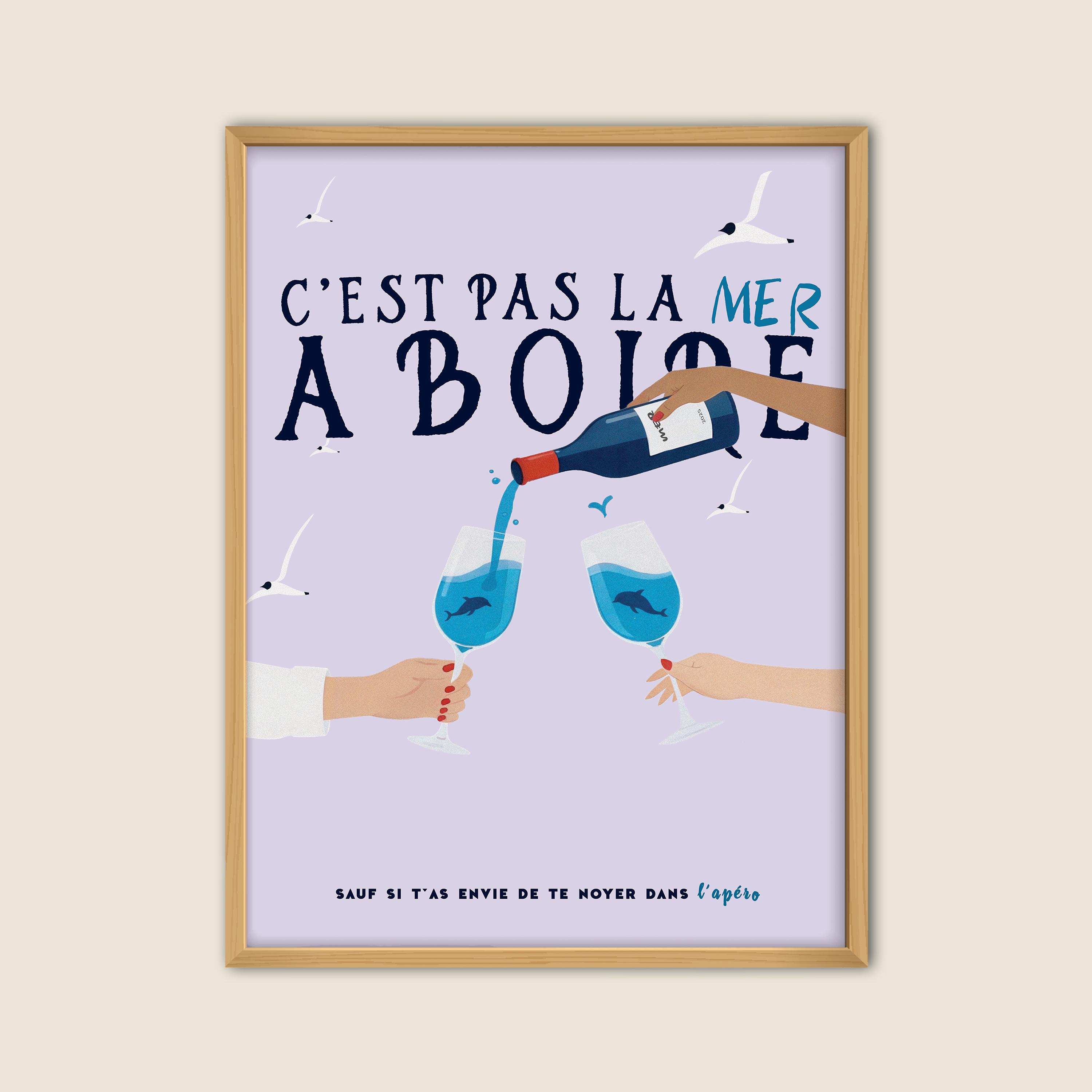 Affiche humoristique « C’est pas la mer à boire » avec illustration d’un apéritif, deux verres remplis d’un liquide bleu océan et une bouteille de vin servie, décorée de mouettes et dauphins. Affiche déco murale moderne sur le thème de l’apéro et de la mer, style illustratif coloré, idéale pour salon, cuisine ou bar.