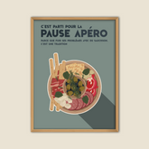 Affiche humoristique décorative représentant une planche apéro avec saucisson, olives, fromage, gressins et charcuterie sur fond vert, avec texte "C’est parti pour la pause apéro", idéale pour cuisine ou salon.