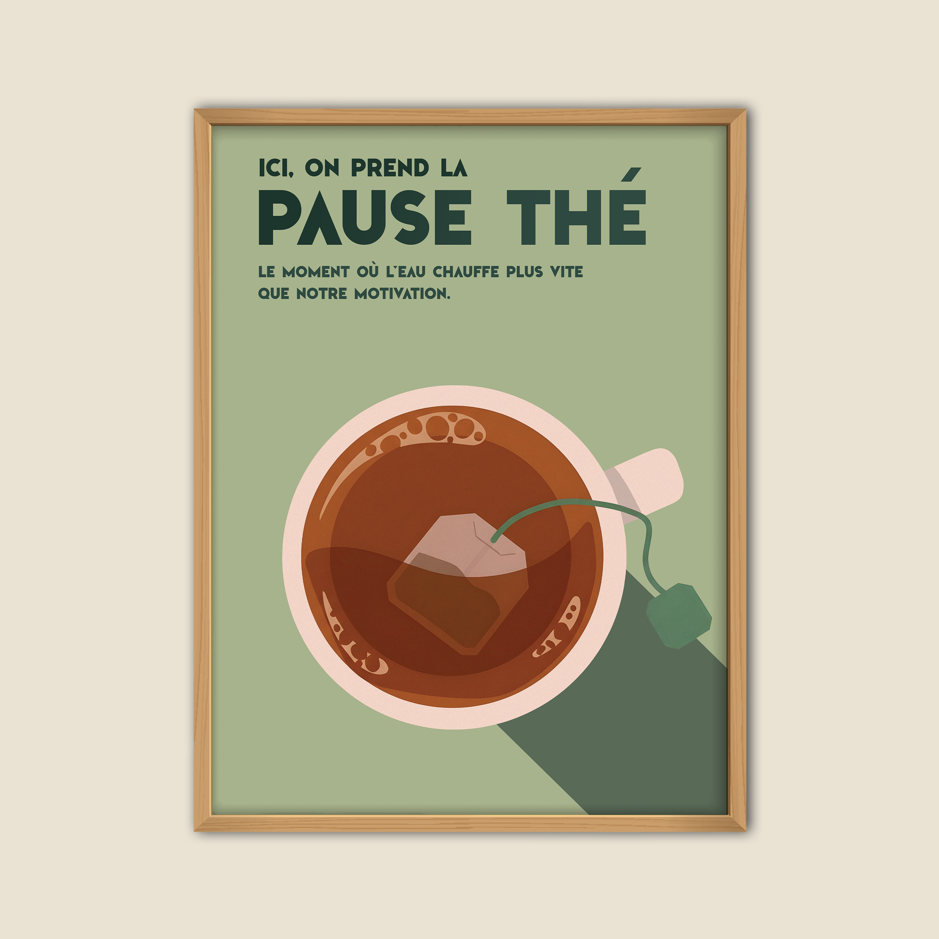 Affiche déco humour pause thé, tasse de thé vue du dessus avec sachet, fond vert, cadre bois, texte “Ici, on prend la pause thé – Le moment où l’eau chauffe plus vite que notre motivation”, illustration minimaliste style vintage, idéale cuisine ou bureau.