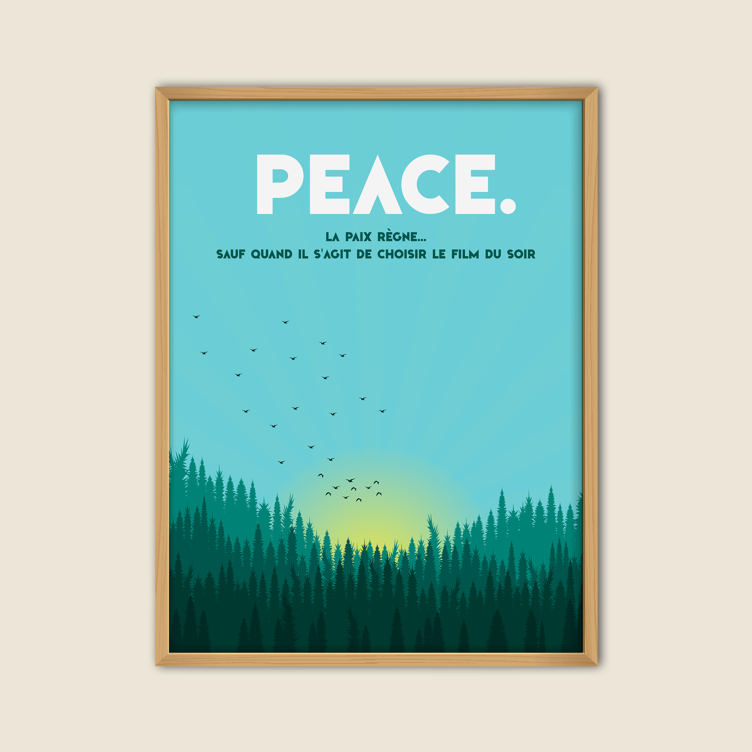 Affiche murale déco avec citation humoristique “PEACE. La paix règne… sauf quand il s’agit de choisir le film du soir”, illustration minimaliste de coucher de soleil derrière une forêt de pins, style moderne et apaisant, idéale pour salon, chambre ou bureau.