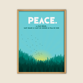 Affiche murale déco avec citation humoristique “PEACE. La paix règne… sauf quand il s’agit de choisir le film du soir”, illustration minimaliste de coucher de soleil derrière une forêt de pins, style moderne et apaisant, idéale pour salon, chambre ou bureau.