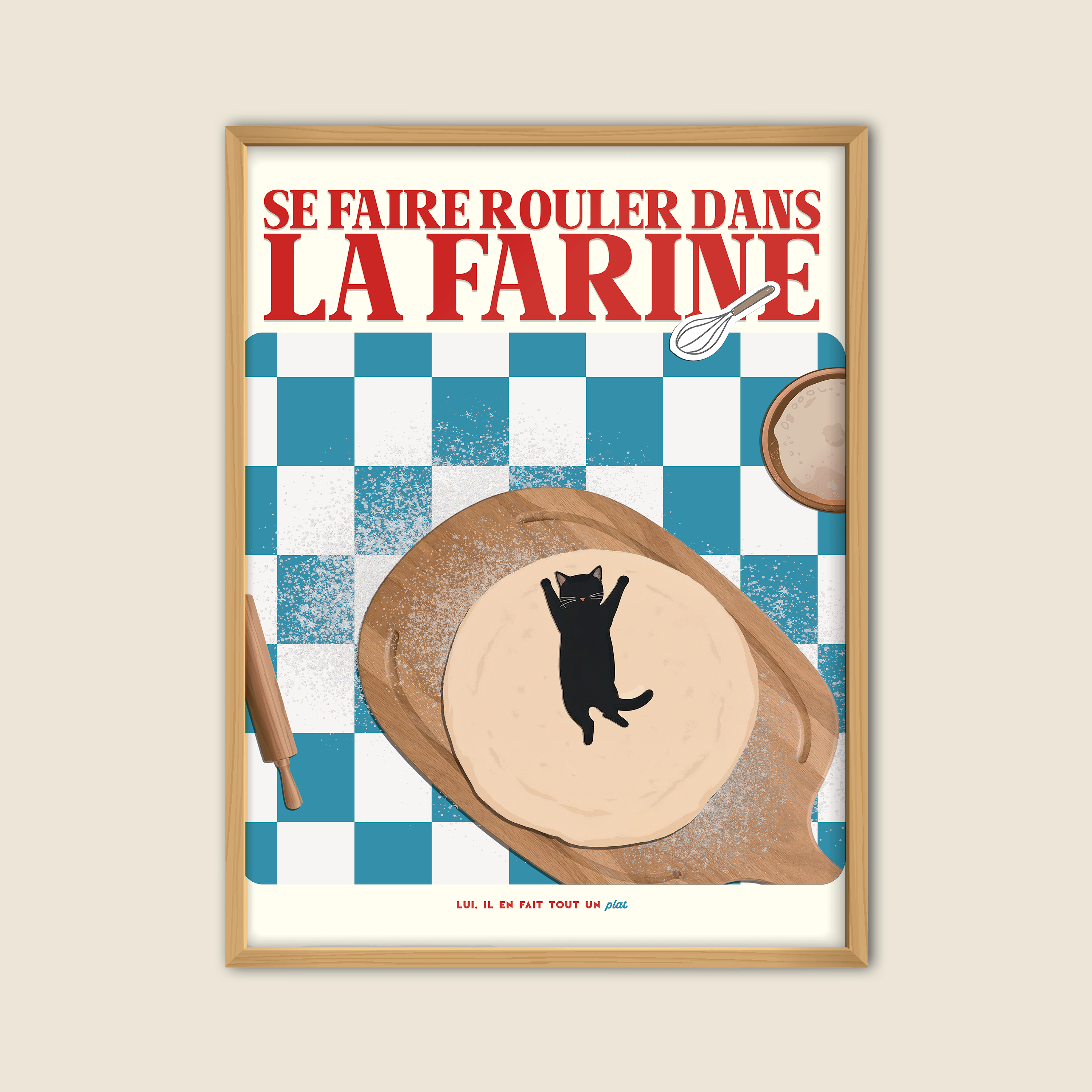 Affiche humoristique décoration cuisine – Illustration d’un chat noir allongé sur une pâte à pizza avec le jeu de mots “Se faire rouler dans la farine”, style graphique moderne sur fond carrelage bleu et blanc, idéale pour déco murale originale, cadeau décalé ou affiche cuisine.