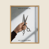 Affiche humoristique déco murale coiffeur avec main tenant une paire de ciseaux et citation Certains ont un sixième sens moi j’ai une paire de ciseaux cadre en bois style minimaliste