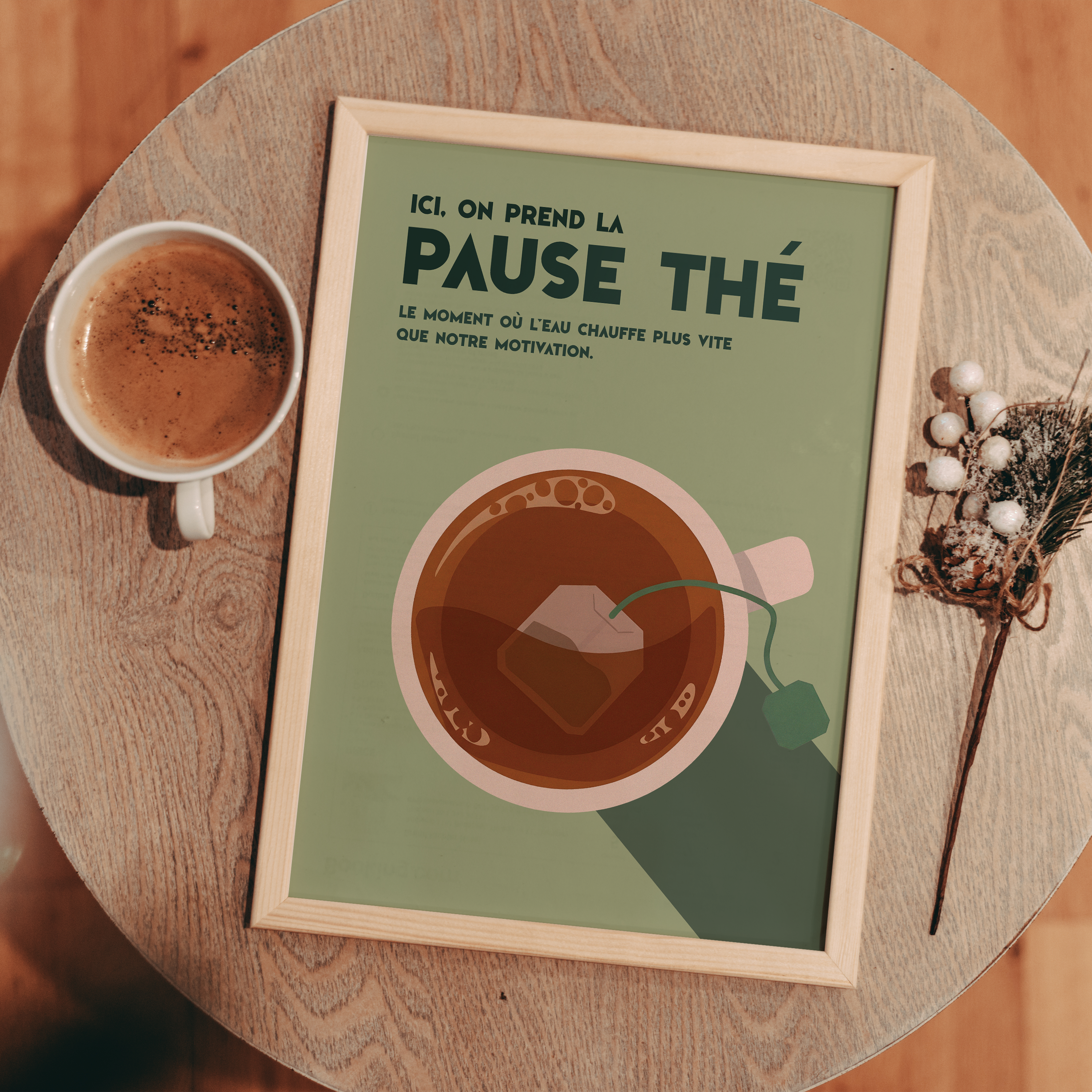 Affiche déco humour pause thé, tasse de thé vue du dessus avec sachet, fond vert, cadre bois, texte “Ici, on prend la pause thé – Le moment où l’eau chauffe plus vite que notre motivation”, illustration minimaliste style vintage, idéale cuisine ou bureau.