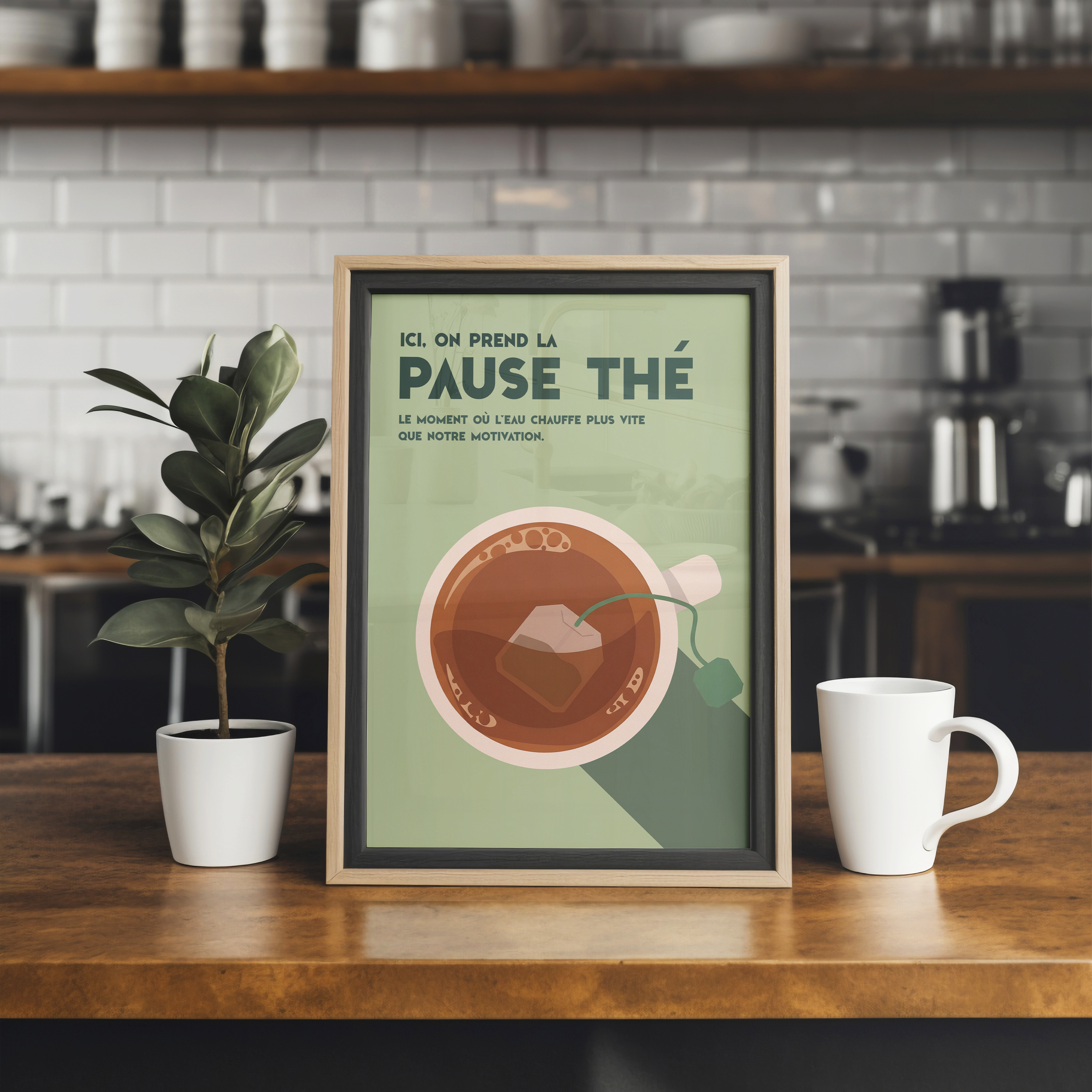 Affiche déco humour pause thé, tasse de thé vue du dessus avec sachet, fond vert, cadre bois, texte “Ici, on prend la pause thé – Le moment où l’eau chauffe plus vite que notre motivation”, illustration minimaliste style vintage, idéale cuisine ou bureau.