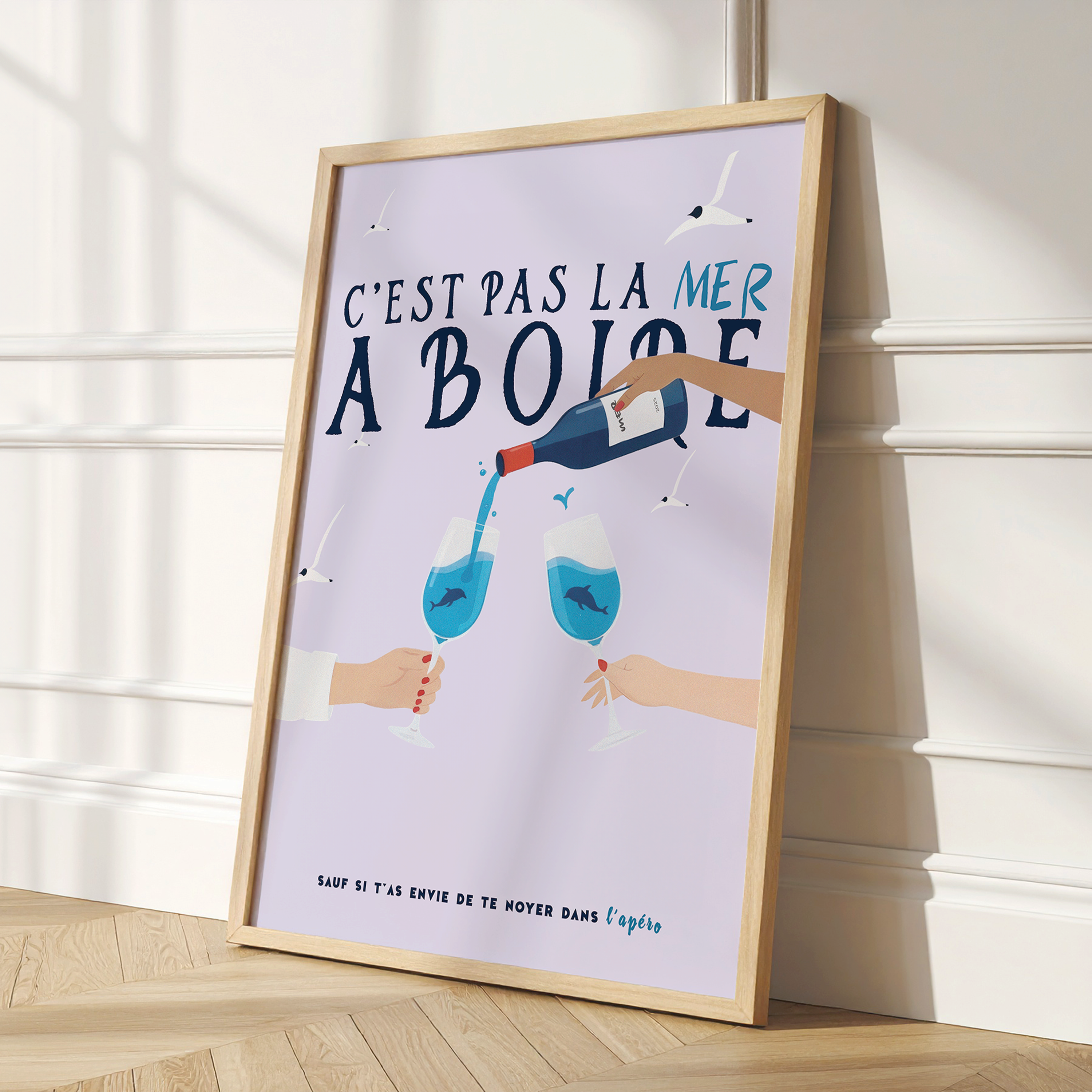 Affiche humoristique « C’est pas la mer à boire » avec illustration d’un apéritif, deux verres remplis d’un liquide bleu océan et une bouteille de vin servie, décorée de mouettes et dauphins. Affiche déco murale moderne sur le thème de l’apéro et de la mer, style illustratif coloré, idéale pour salon, cuisine ou bar.