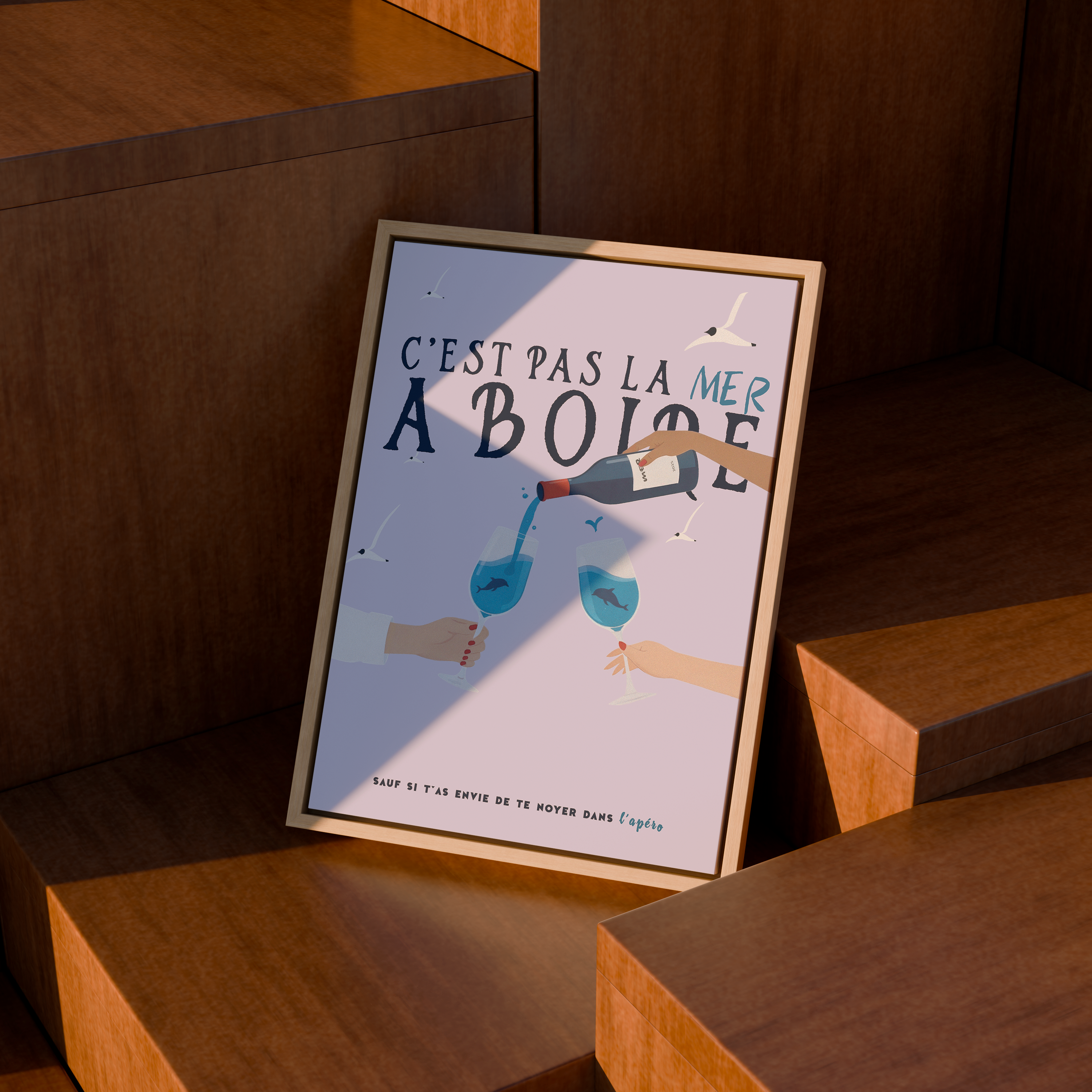 Affiche humoristique « C’est pas la mer à boire » avec illustration d’un apéritif, deux verres remplis d’un liquide bleu océan et une bouteille de vin servie, décorée de mouettes et dauphins. Affiche déco murale moderne sur le thème de l’apéro et de la mer, style illustratif coloré, idéale pour salon, cuisine ou bar.