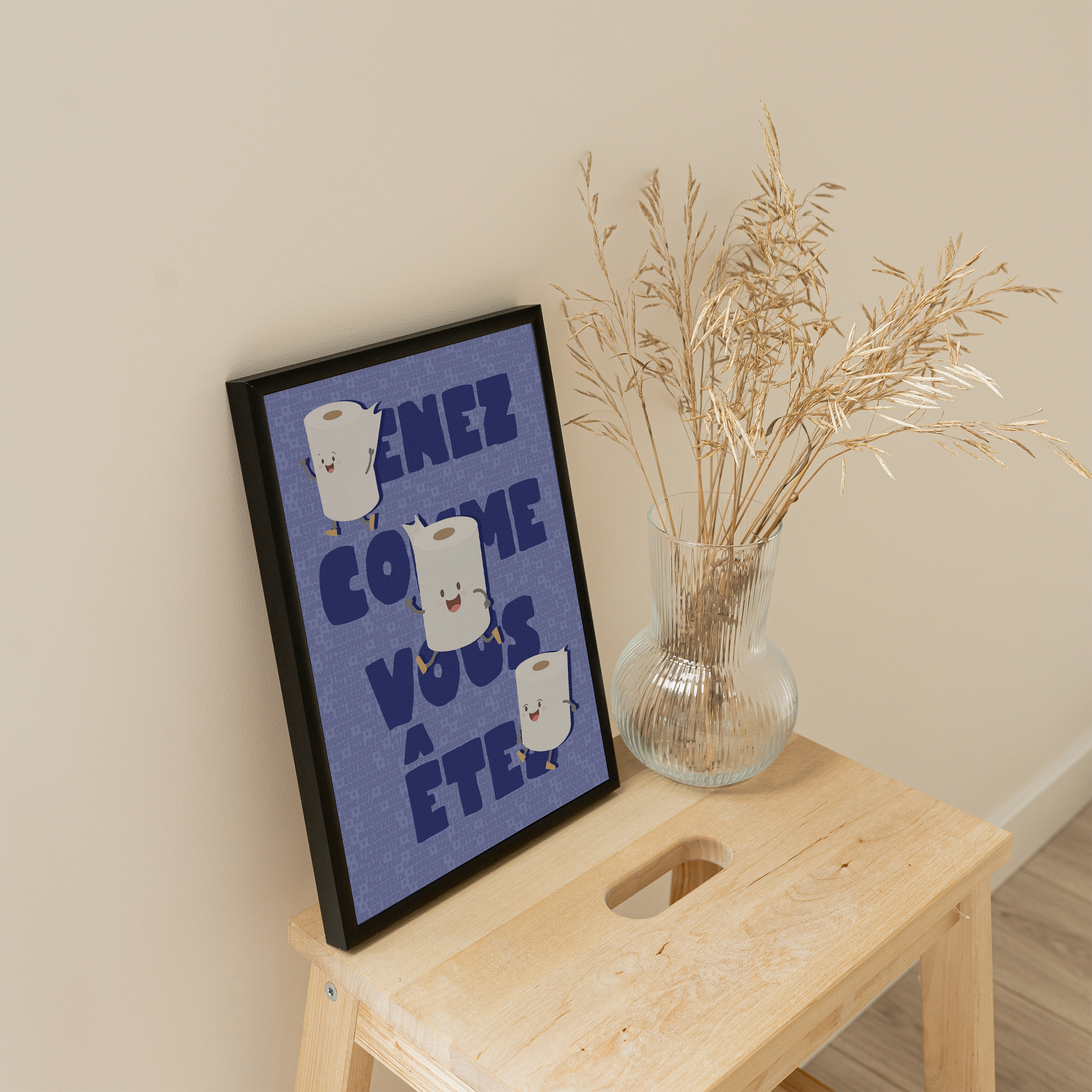 Affiche humoristique pour toilettes avec rouleaux de papier toilette souriants et inscription « Venez comme vous êtes » sur fond bleu, déco murale originale et décalée pour WC ou salle de bain.