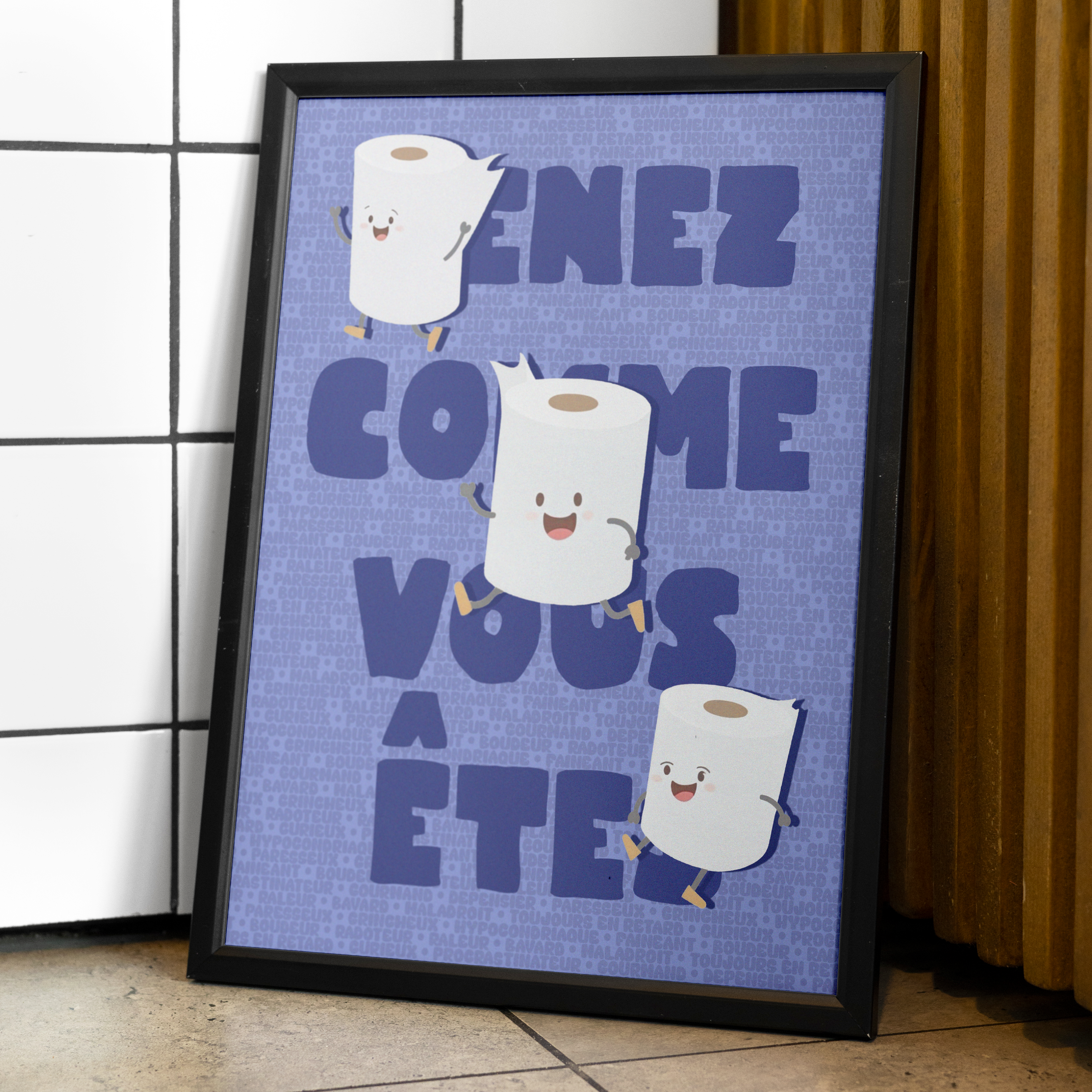 Affiche humoristique pour toilettes avec rouleaux de papier toilette souriants et inscription « Venez comme vous êtes » sur fond bleu, déco murale originale et décalée pour WC ou salle de bain.