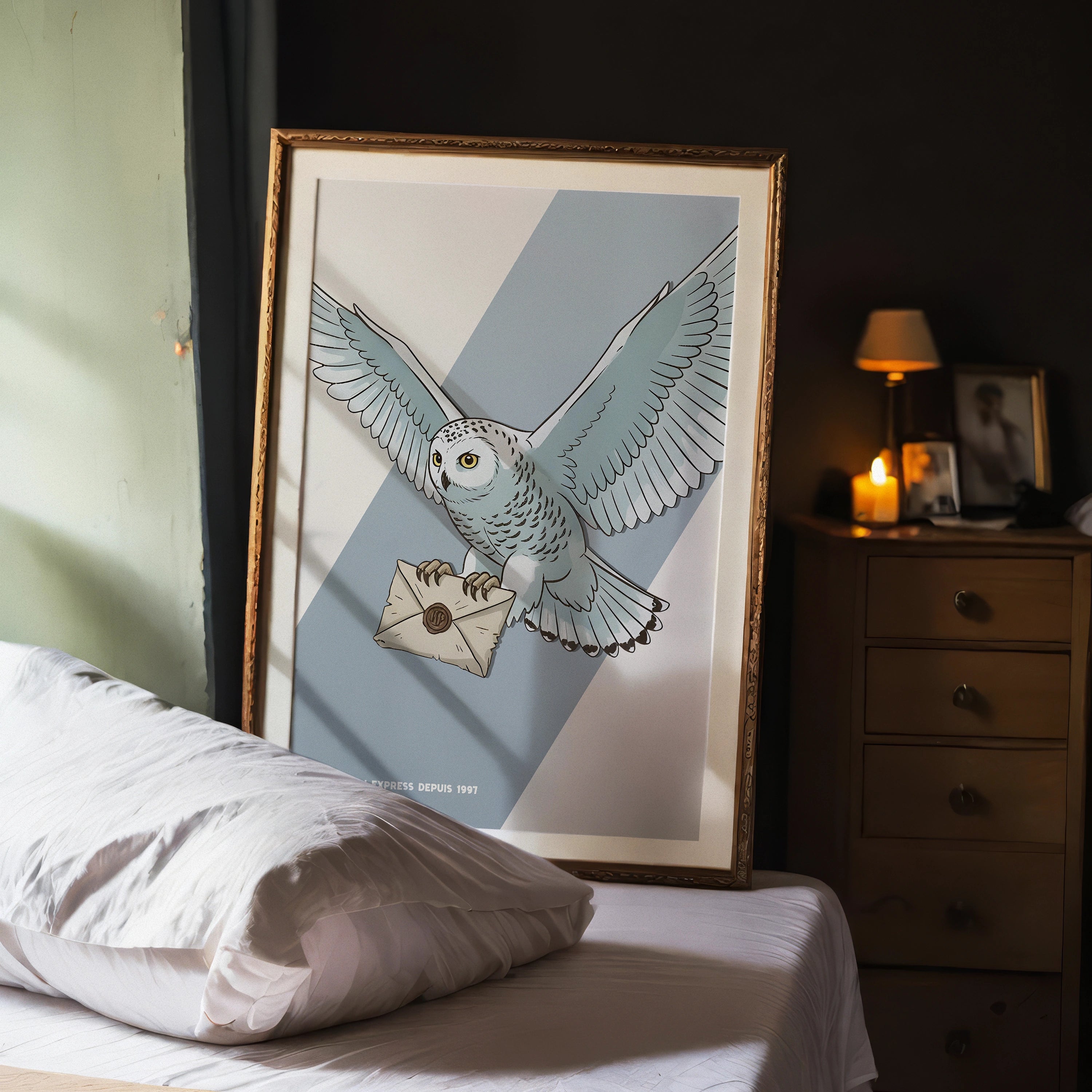 Affiche décorative vintage d'une chouette blanche type Hedwige portant une lettre magique, style Harry Potter, illustration murale avec design graphique et texte "Livraison express depuis 1997", idéale pour décoration geek ou chambre enfant.