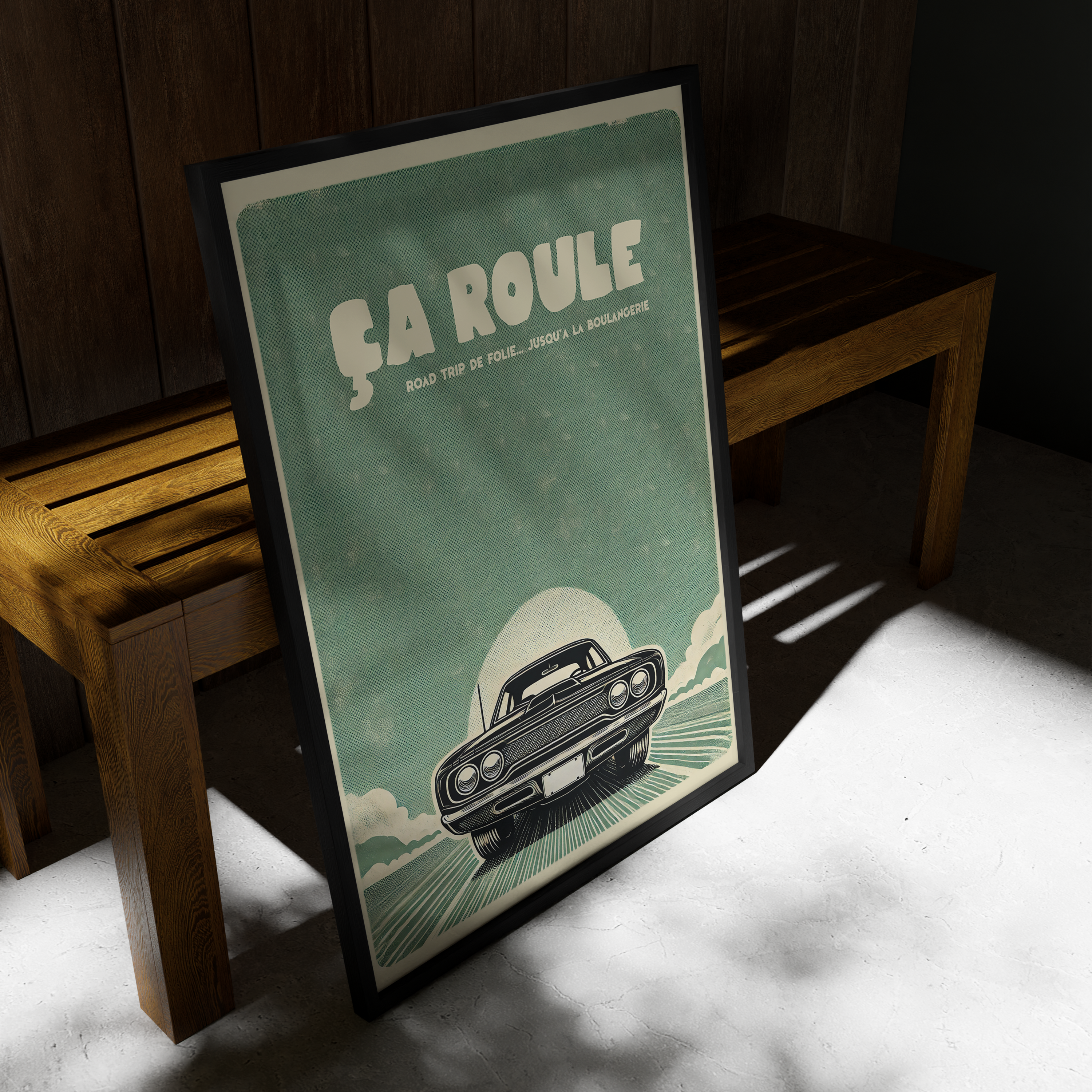 Affiche vintage voiture muscle car noire sur route rétro avec ciel vert texturé, soleil en arrière-plan et texte humoristique “Ça roule – road trip de folie… jusqu’à la boulangerie”, déco murale style rétro humoristique pour cuisine, salon ou garage.