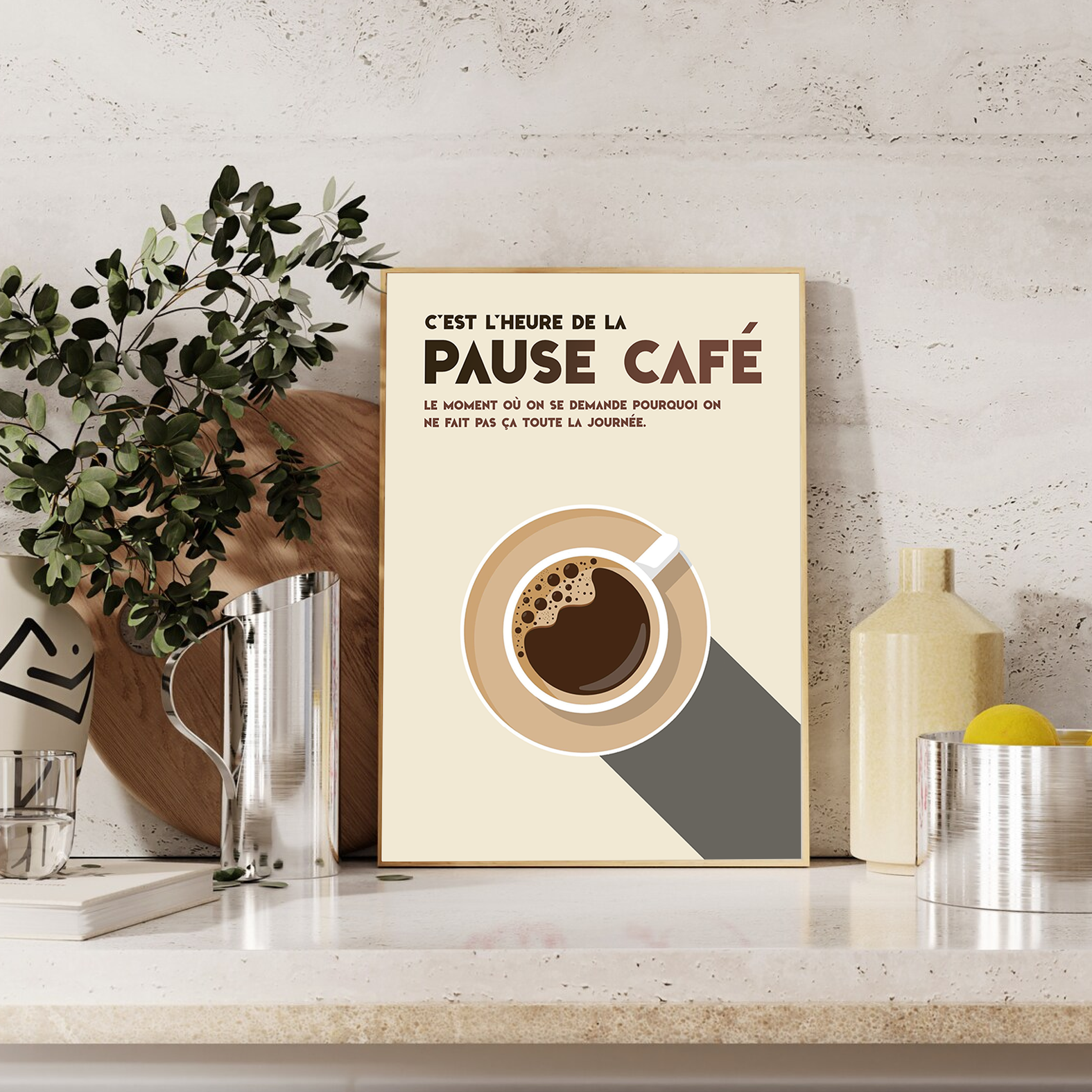 Affiche déco murale humoristique “Pause café” avec tasse de café vue du dessus, citation drôle sur la pause au travail, design minimaliste beige et marron dans un cadre bois clair – idéale pour cuisine, bureau ou salle de pause.