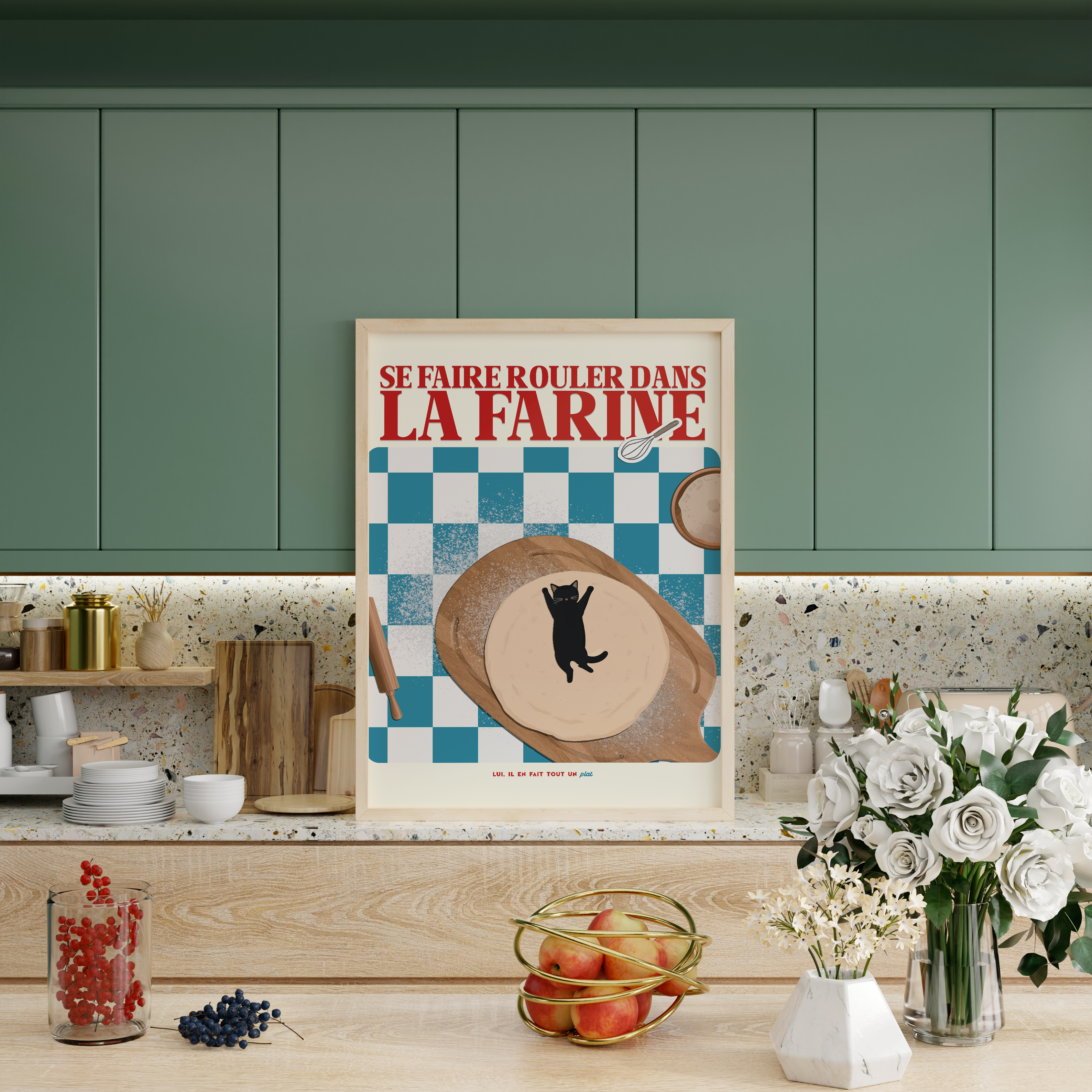 Affiche humoristique décoration cuisine – Illustration d’un chat noir allongé sur une pâte à pizza avec le jeu de mots “Se faire rouler dans la farine”, style graphique moderne sur fond carrelage bleu et blanc, idéale pour déco murale originale, cadeau décalé ou affiche cuisine.