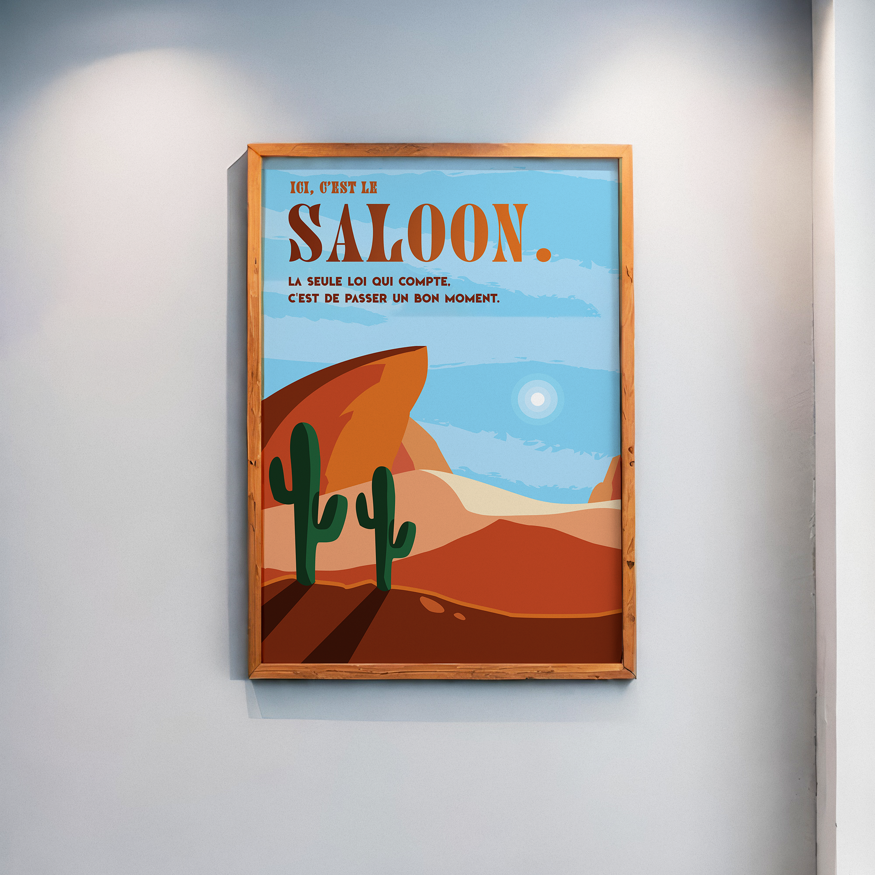 Affiche déco style western avec désert, cactus et rochers rouges, inscription “Ici, c’est le saloon. La seule loi qui compte, c’est de passer un bon moment.”, décoration murale vintage Far West pour salon, bar, bureau ou salle de jeux.