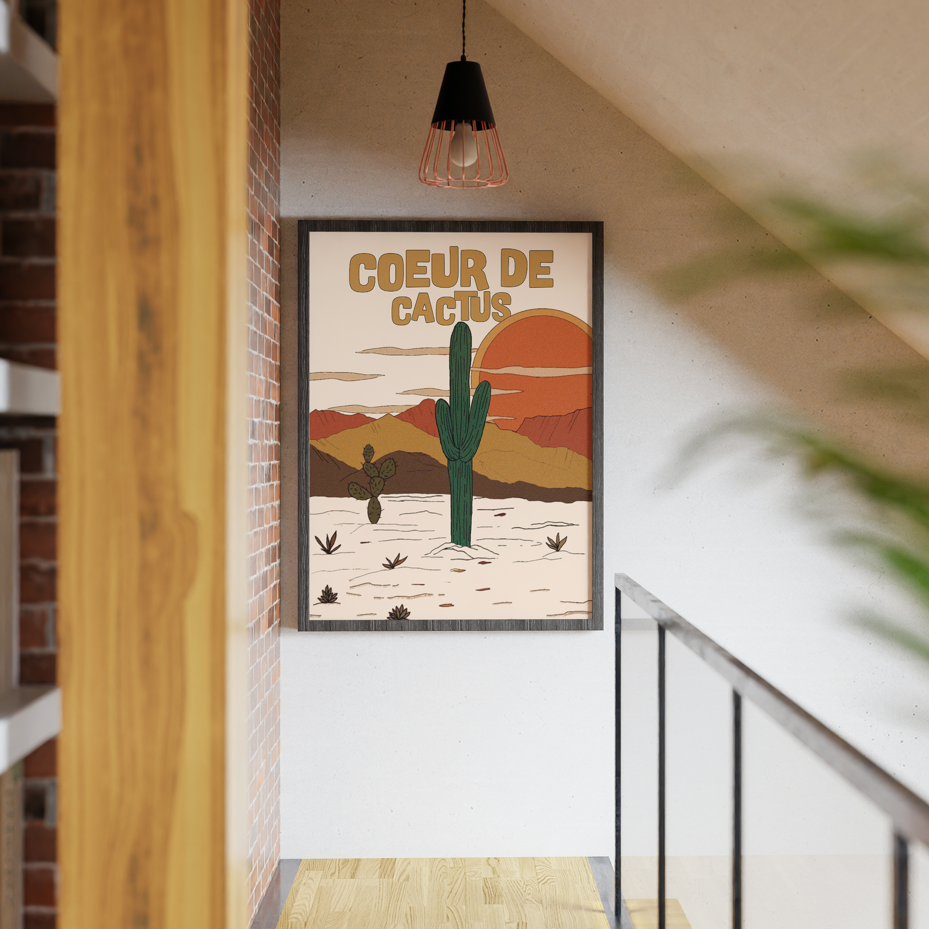 Affiche déco murale vintage “Cœur de Cactus” représentant un grand cactus dans le désert avec coucher de soleil et montagnes en arrière-plan, illustration rétro aux tons chauds idéale pour décoration salon, chambre ou bureau.