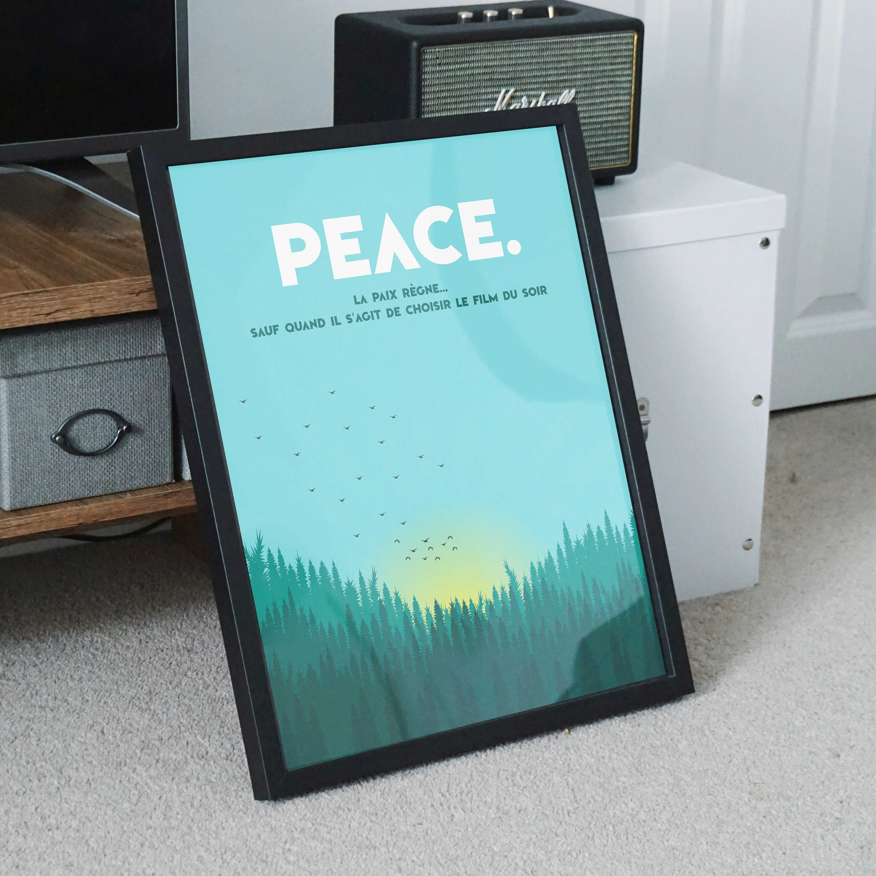 Affiche murale déco avec citation humoristique “PEACE. La paix règne… sauf quand il s’agit de choisir le film du soir”, illustration minimaliste de coucher de soleil derrière une forêt de pins, style moderne et apaisant, idéale pour salon, chambre ou bureau.