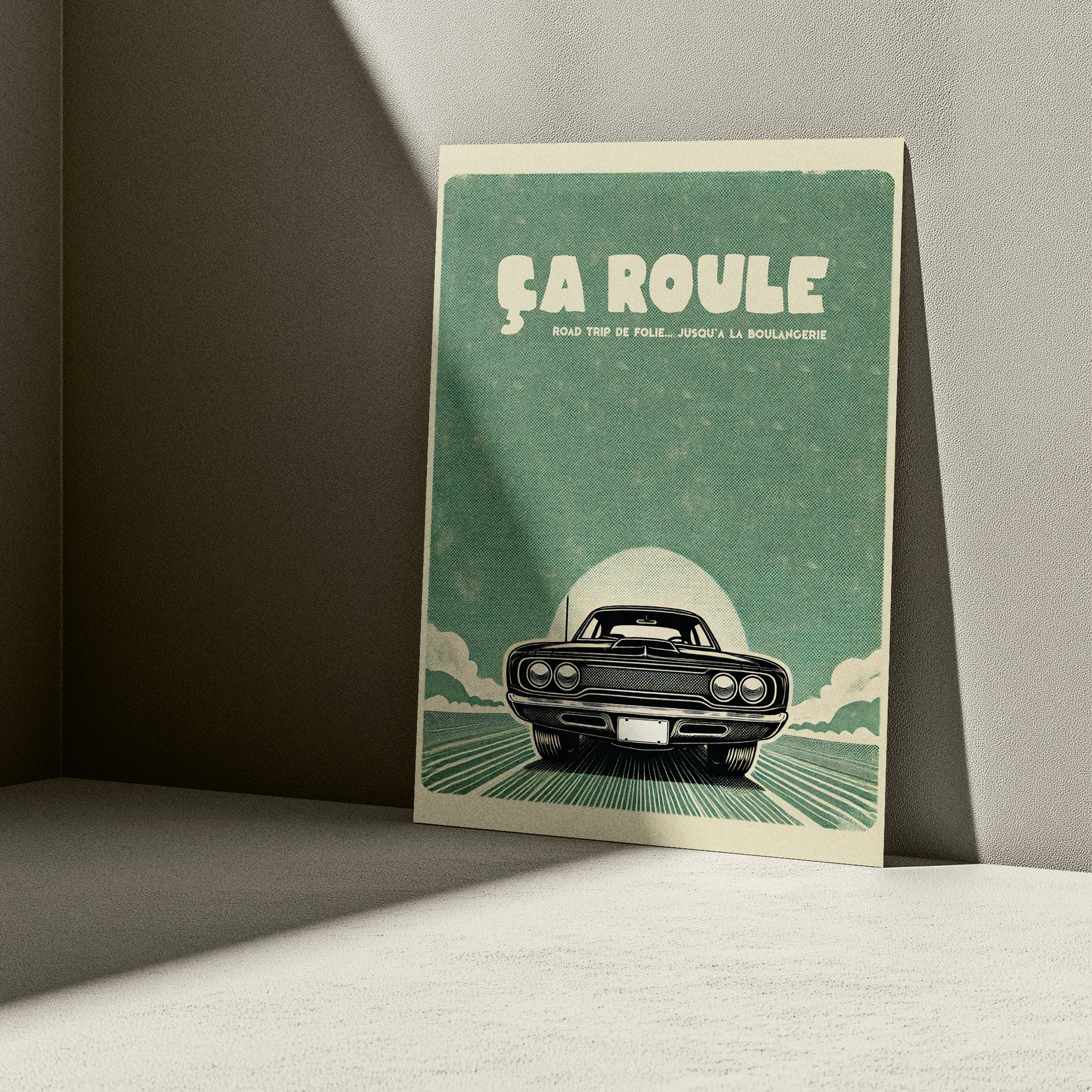 Affiche vintage voiture muscle car noire sur route rétro avec ciel vert texturé, soleil en arrière-plan et texte humoristique “Ça roule – road trip de folie… jusqu’à la boulangerie”, déco murale style rétro humoristique pour cuisine, salon ou garage.