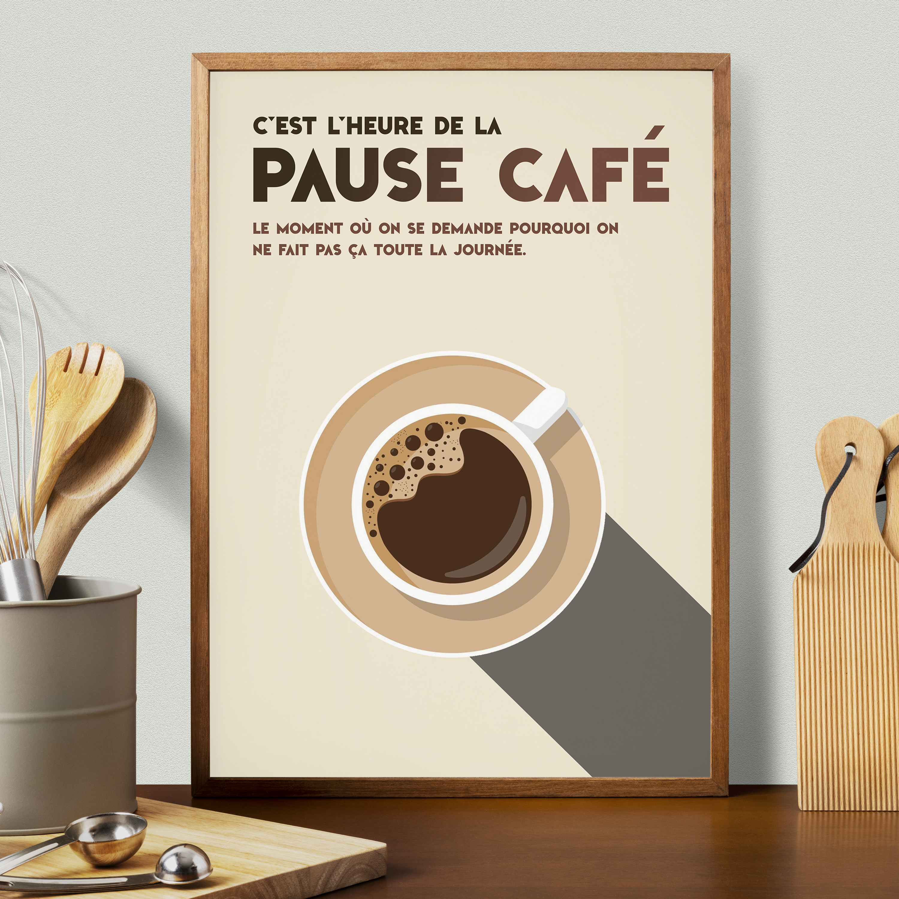 Affiche déco murale humoristique “Pause café” avec tasse de café vue du dessus, citation drôle sur la pause au travail, design minimaliste beige et marron dans un cadre bois clair – idéale pour cuisine, bureau ou salle de pause.
