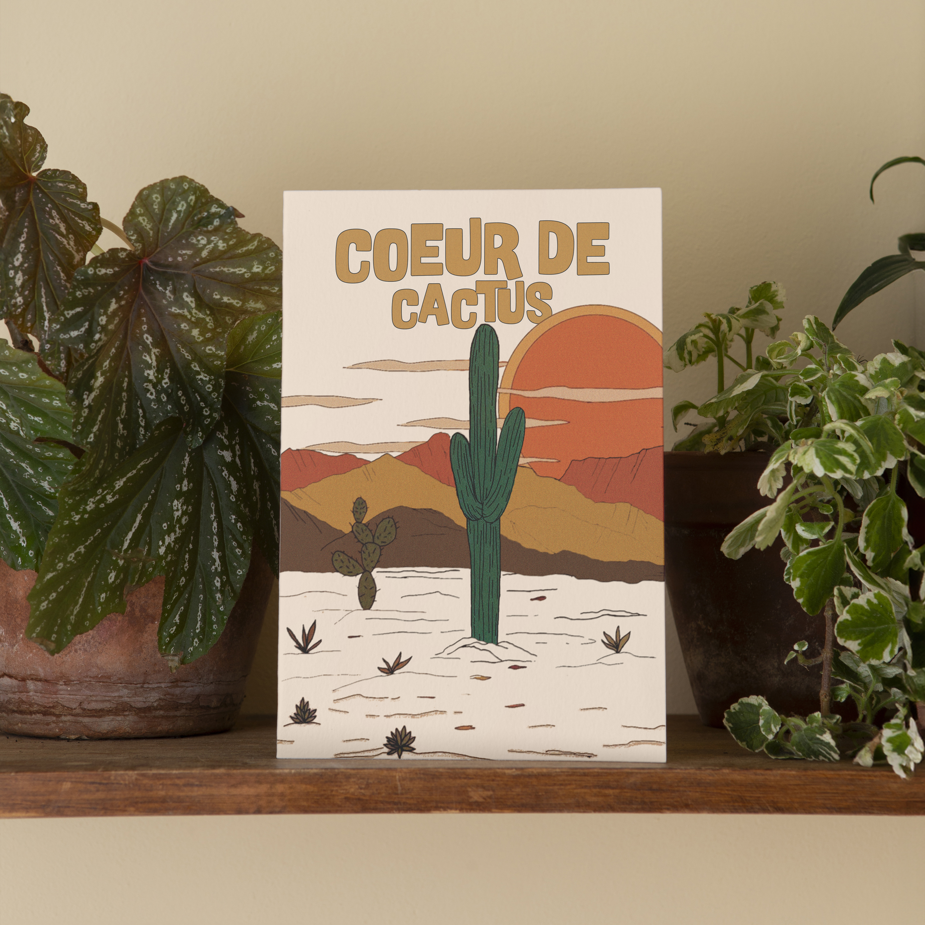 Affiche déco murale vintage “Cœur de Cactus” représentant un grand cactus dans le désert avec coucher de soleil et montagnes en arrière-plan, illustration rétro aux tons chauds idéale pour décoration salon, chambre ou bureau.